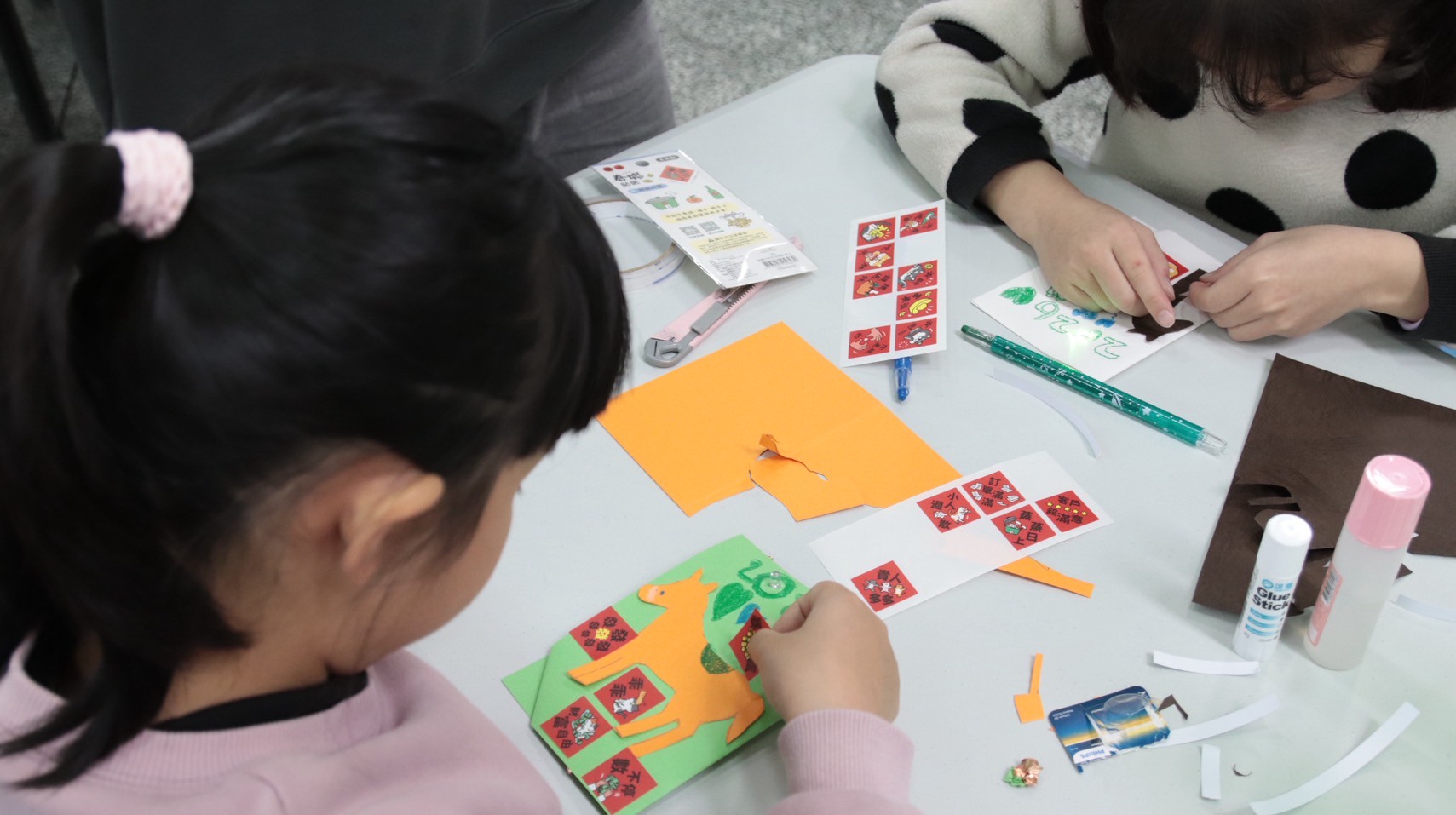 The first lesson for the children was “A Glowing Lunar New Year Card (Year of the Horse).