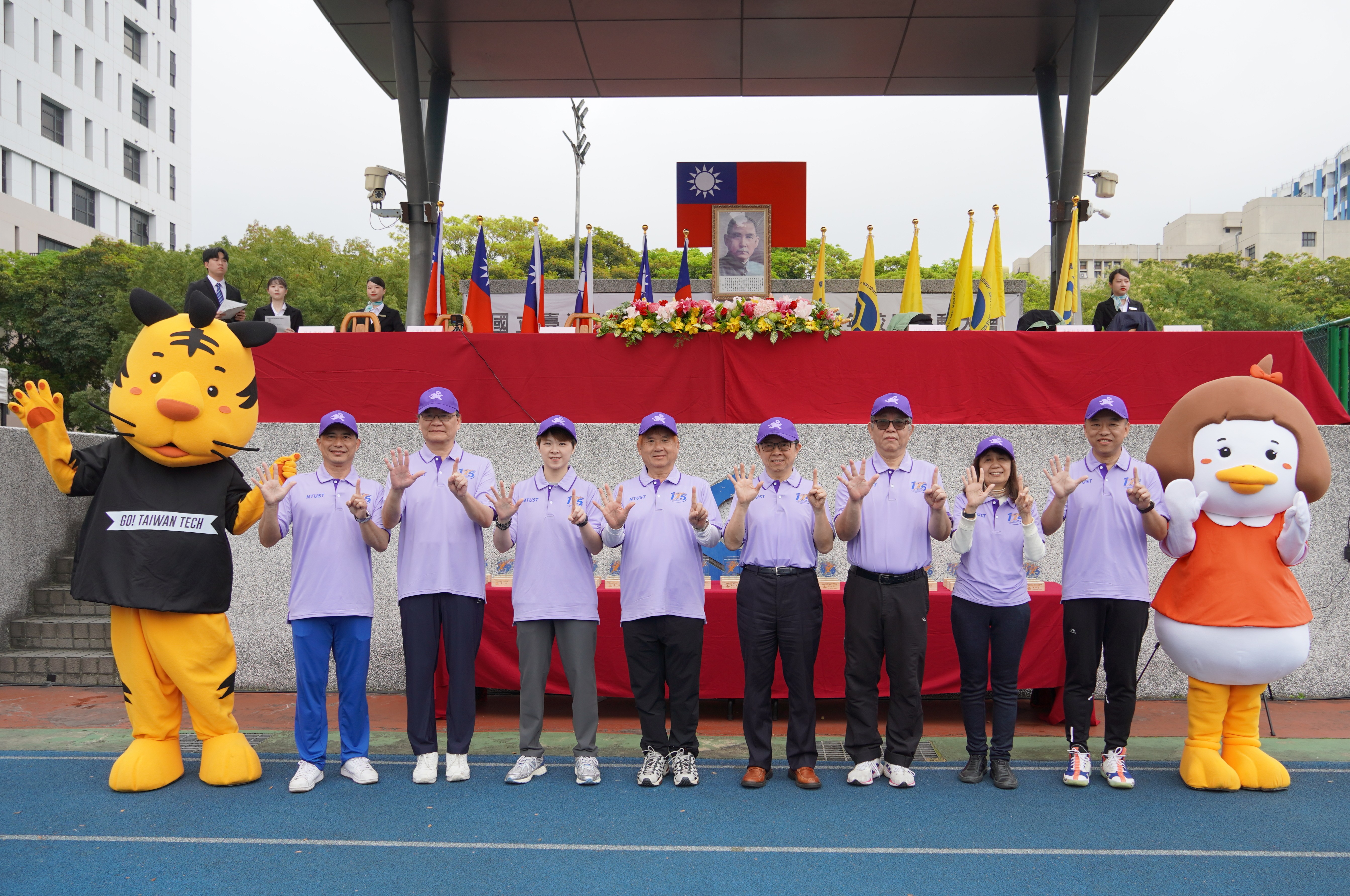 Taiwan Tech celebrated its 51st anniversary today (21st), with Olympic table tennis star  Szu-Yu Chen invited as a guest at the opening ceremony. From left: Director of Athletics Kuei-Pin Chien, Vice President Jiann-Liang Chen, Taiwanese table tennis player Szu-Yu Chen, Taiwan Tech Alumni Association Chairman Yu-Wen Wu, President Jia-Yush Yen, Vice President Shun-Feng Su, Dean of Student Affairs Huey-Jiun Wang, and Secretary-General Yu-Lin Kuo.