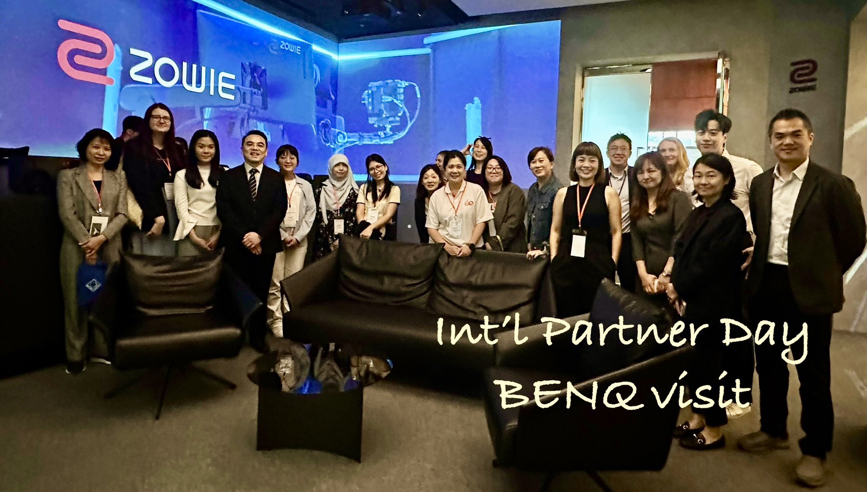 The visiting delegates took a photo with the BenQ team.