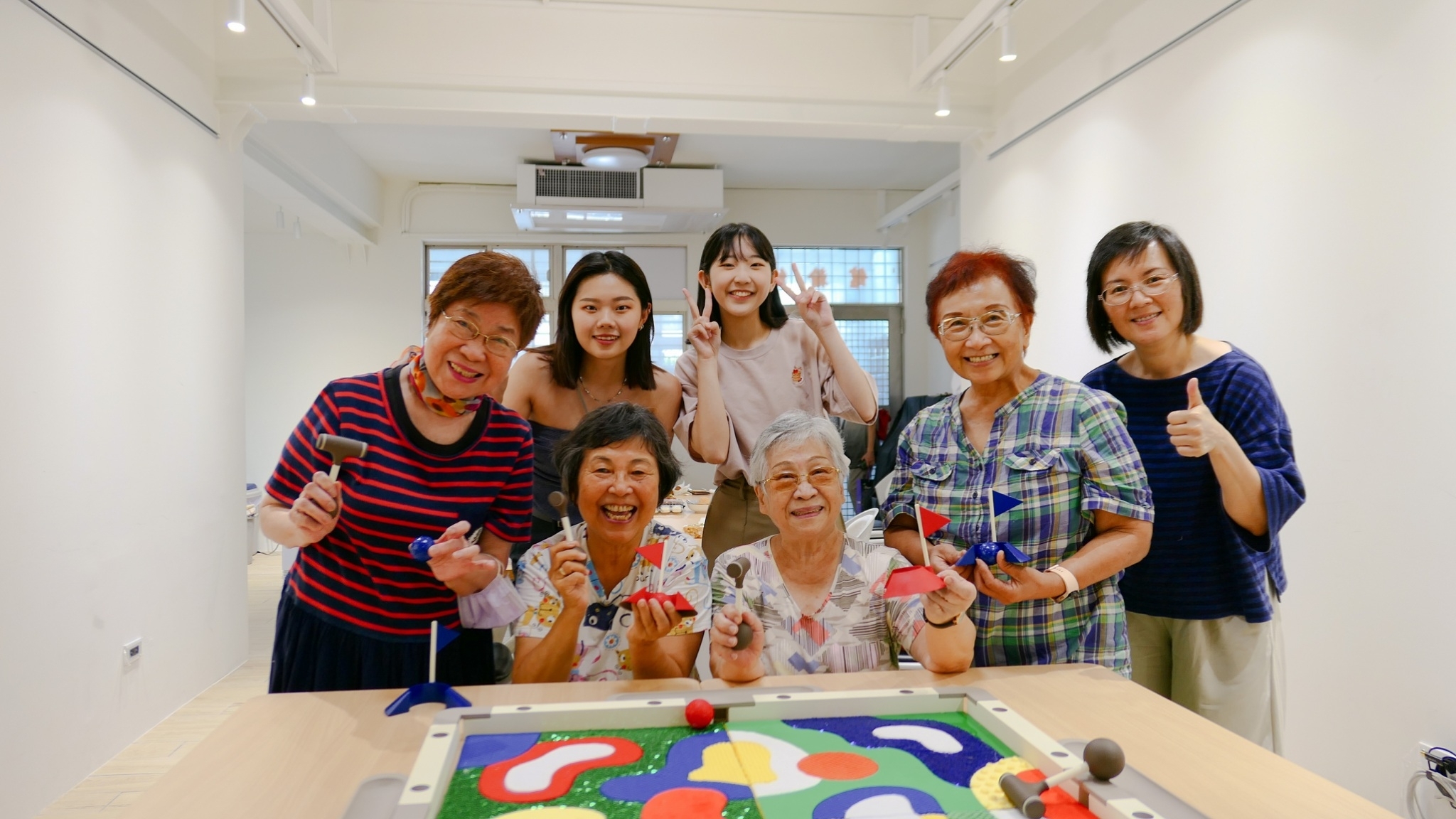 The Taiwan Tech USR project team collaborated with the elderly members of Taipei Peace Elderly Church to enjoy delightful moments playing "Ball Paradise" together.