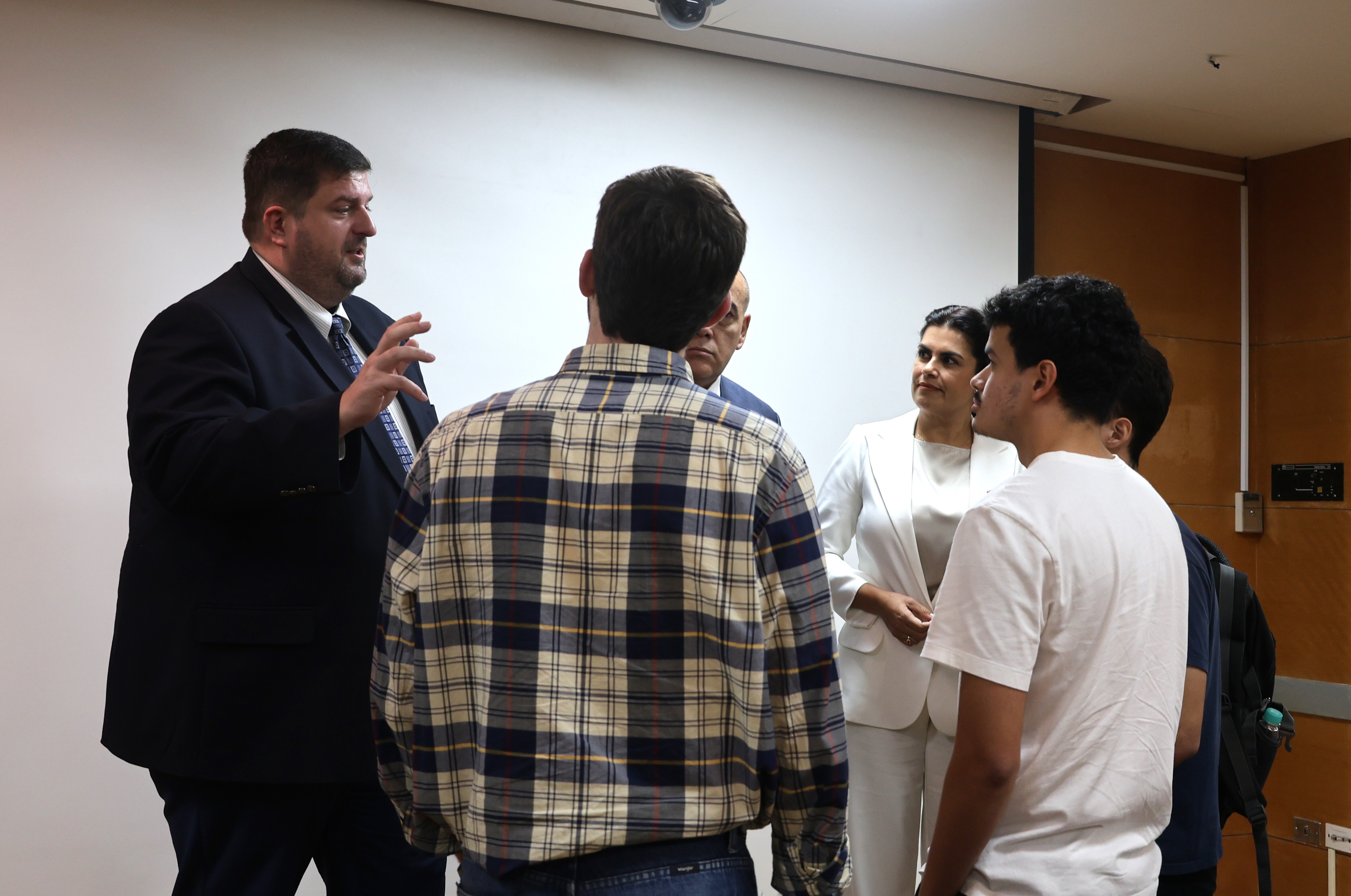 Taiwan Tech students discussed topics such as Paraguay’s education policies and resource allocation with Senator Patrick Paul Kemper Thiede.
