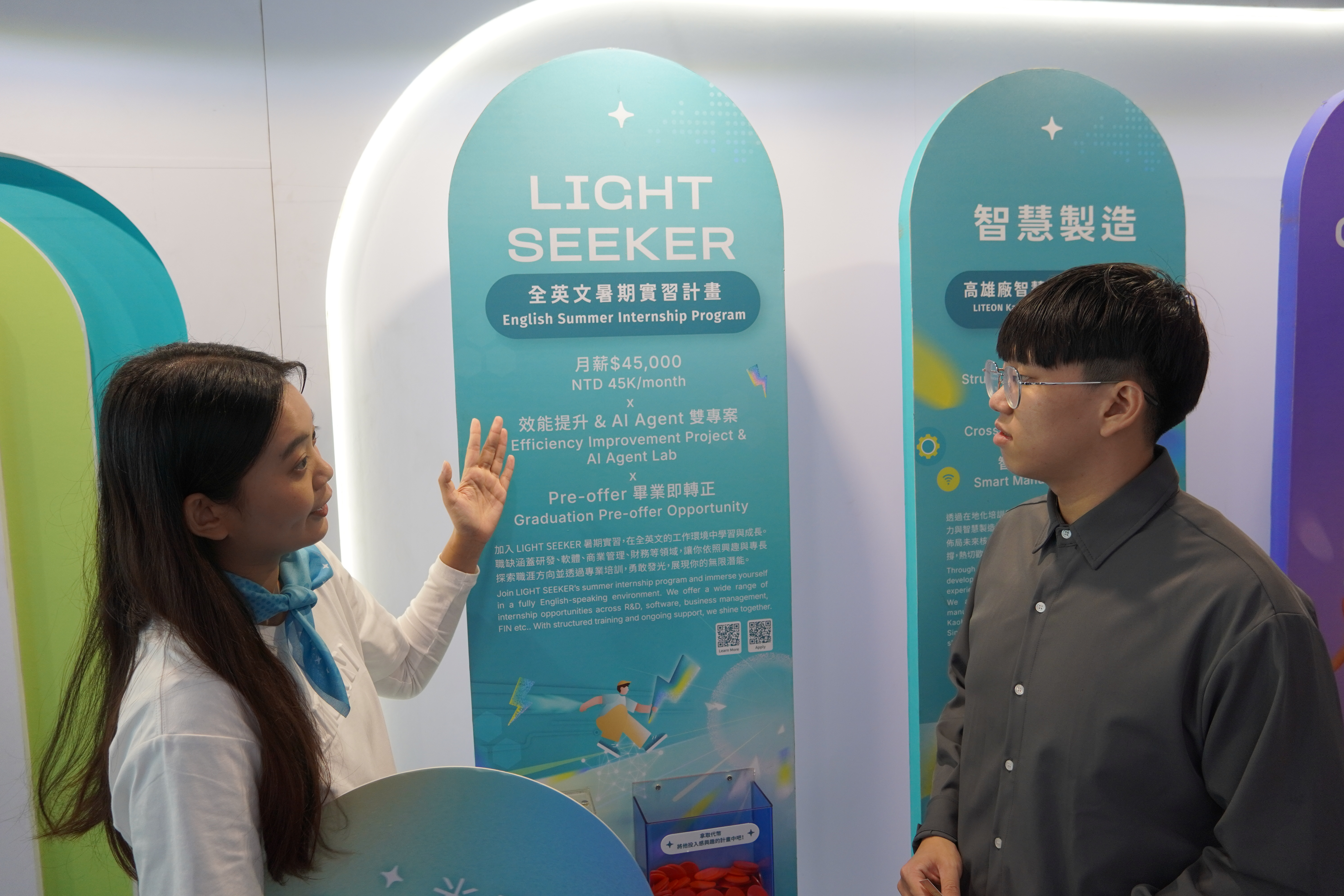 Hou-Wen Su (right), a senior in the Department of Mechanical Engineering at Taiwan Tech, hopes to work in mechanical or technology manufacturing industries in the future, starting from entry-level engineering positions to build experience.