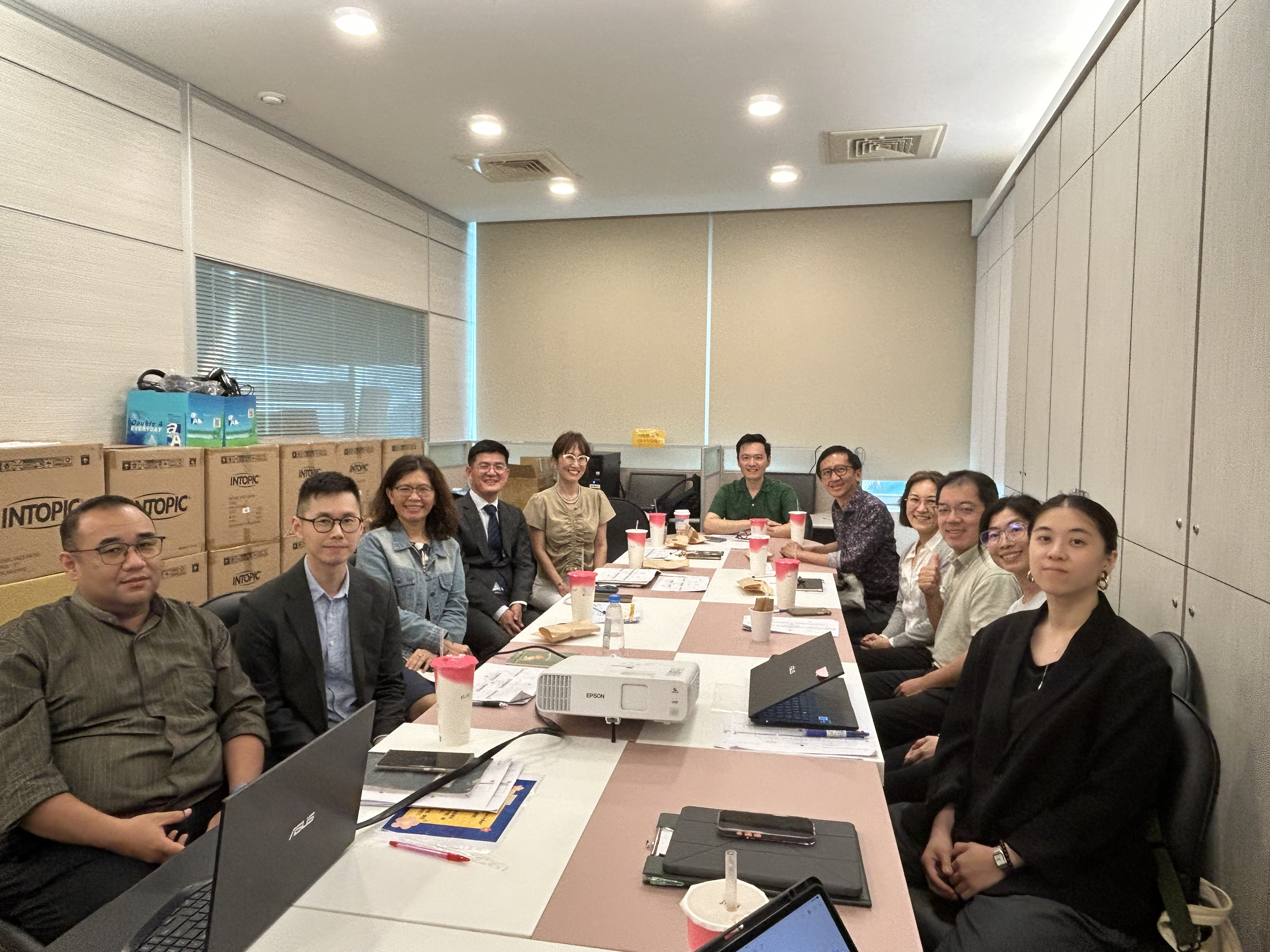 The Office of Bilingual Education Initiatives at Taiwan Tech invited three scholars to serve as advisors for its EMI quality assurance mechanism: Professor Becky H. Huang (4th from right) from the Department of Teaching and Learning at The Ohio State University, Professor Ivan Stefano (5th from right), Director of the ESL Program at Ohio State’s Center for Languages, Literatures and Cultures, and Professor Kongji Qin (4th from left) from New York University.