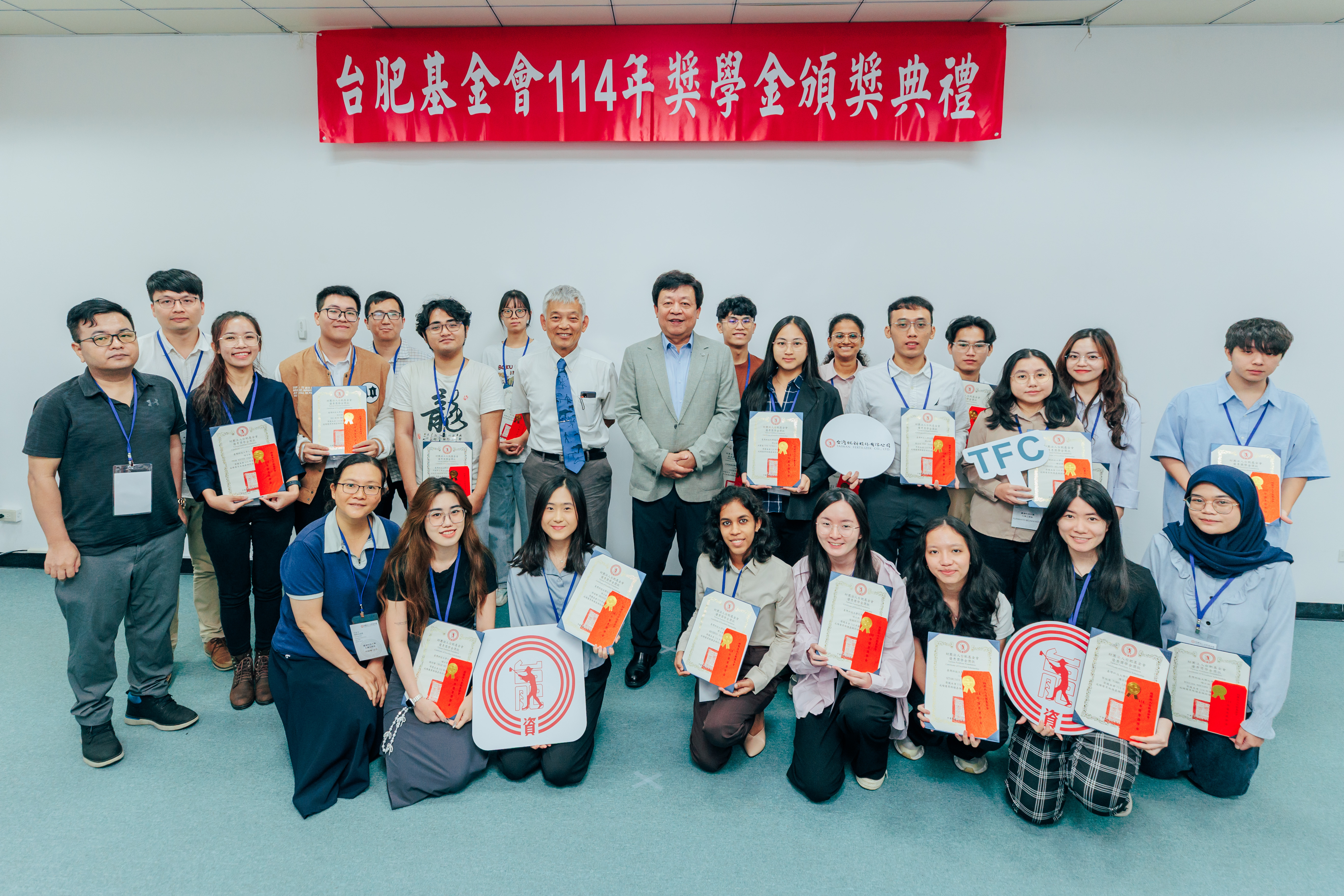 To foster sustainable technology talent with a global perspective, Taiwan Fertilizer Co., Ltd. donated nearly NT$2 million in scholarships to several universities across Taiwan. Of that amount, NT$600,000 was allocated specifically to Taiwan Tech, benefiting 20 students from the Department of Chemical Engineering, the Department of Materials Science and Engineering, and the Graduate Institute of Applied Science and Technology.