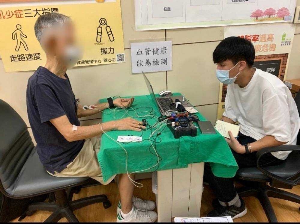 Professor Hsin Hsiu from the Graduate Institute of Biomedical Engineering at Taiwan Tech has developed a wearable AI smart device that requires only a one-minute pulse wave measurement. Utilizing data accumulated from medical institutions, the device constructs AI algorithm models tailored for various diseases, providing auxiliary information for health or risk assessment.