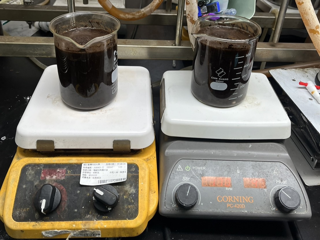 The research team enhanced the coffee grounds by adding surface modifiers and peroxides, enabling hot-press molding without plastic adhesives, thereby improving the material's mechanical strength and thermal stability.