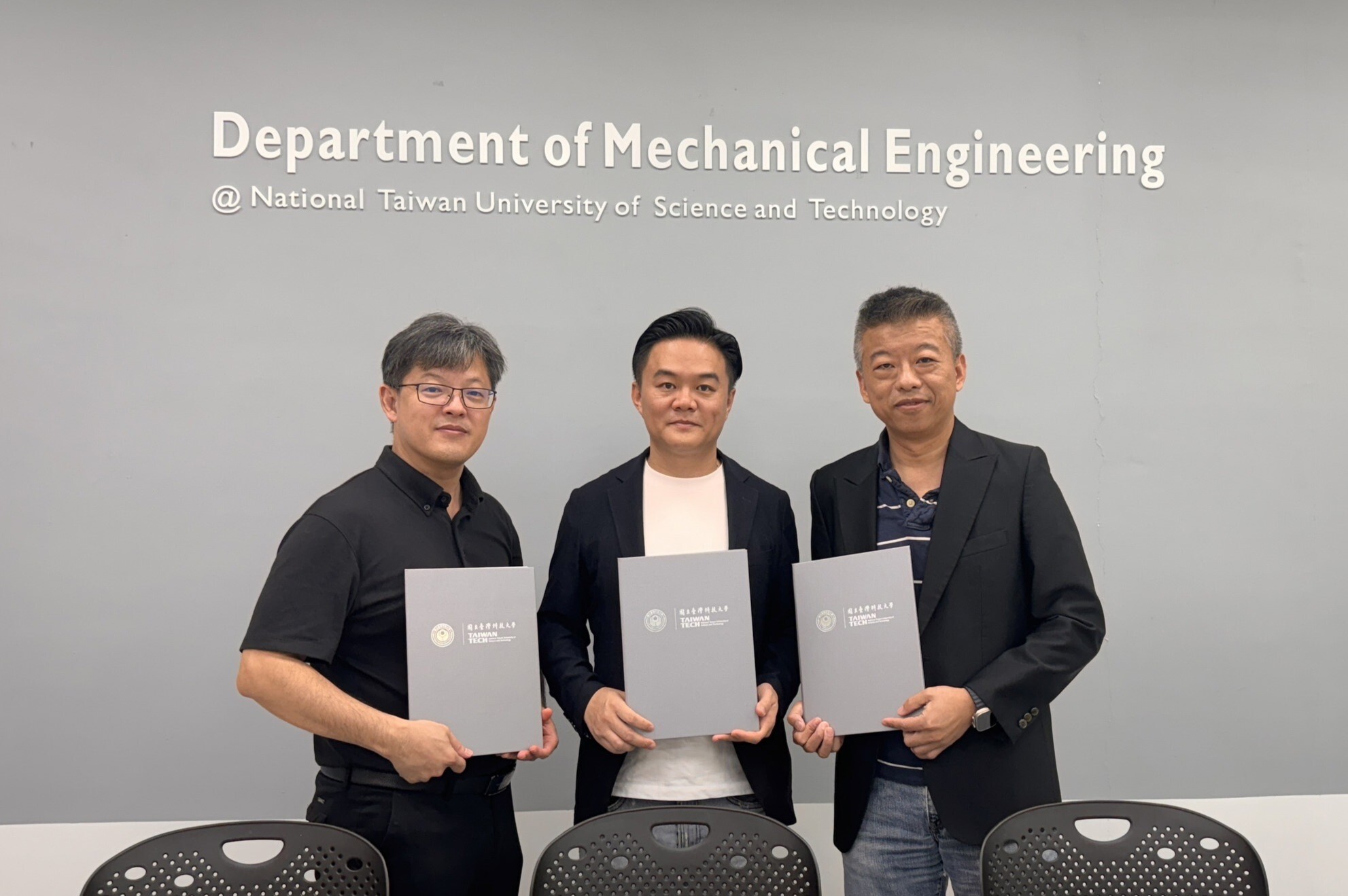 Professor Yu-Lin Kuo (right) from Taiwan Tech signed an MOU with CEO Jun-Hsien Chen (center) of Mitan Huoh Restaurant Group and Professor Fu-Chen Gong (left) from Kainan University to jointly advance the restaurant industry toward a future of circular economy and low carbon emissions.