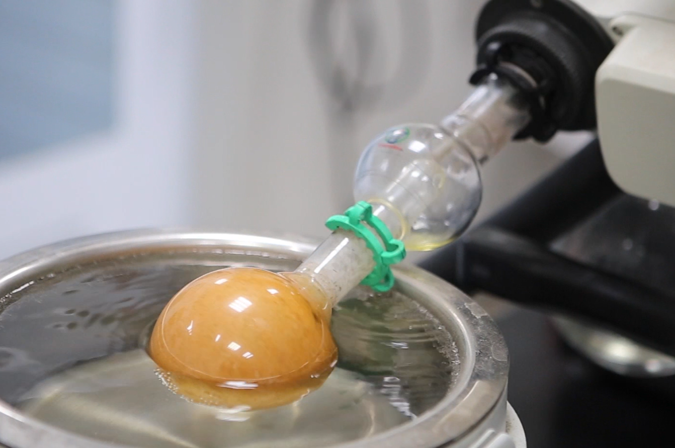 Professor Fu-Ming Wang has developed a new oligomer additive for lithium battery cathode materials, which reduces the risk of battery fires and explosions while maintaining both performance and lifespan.