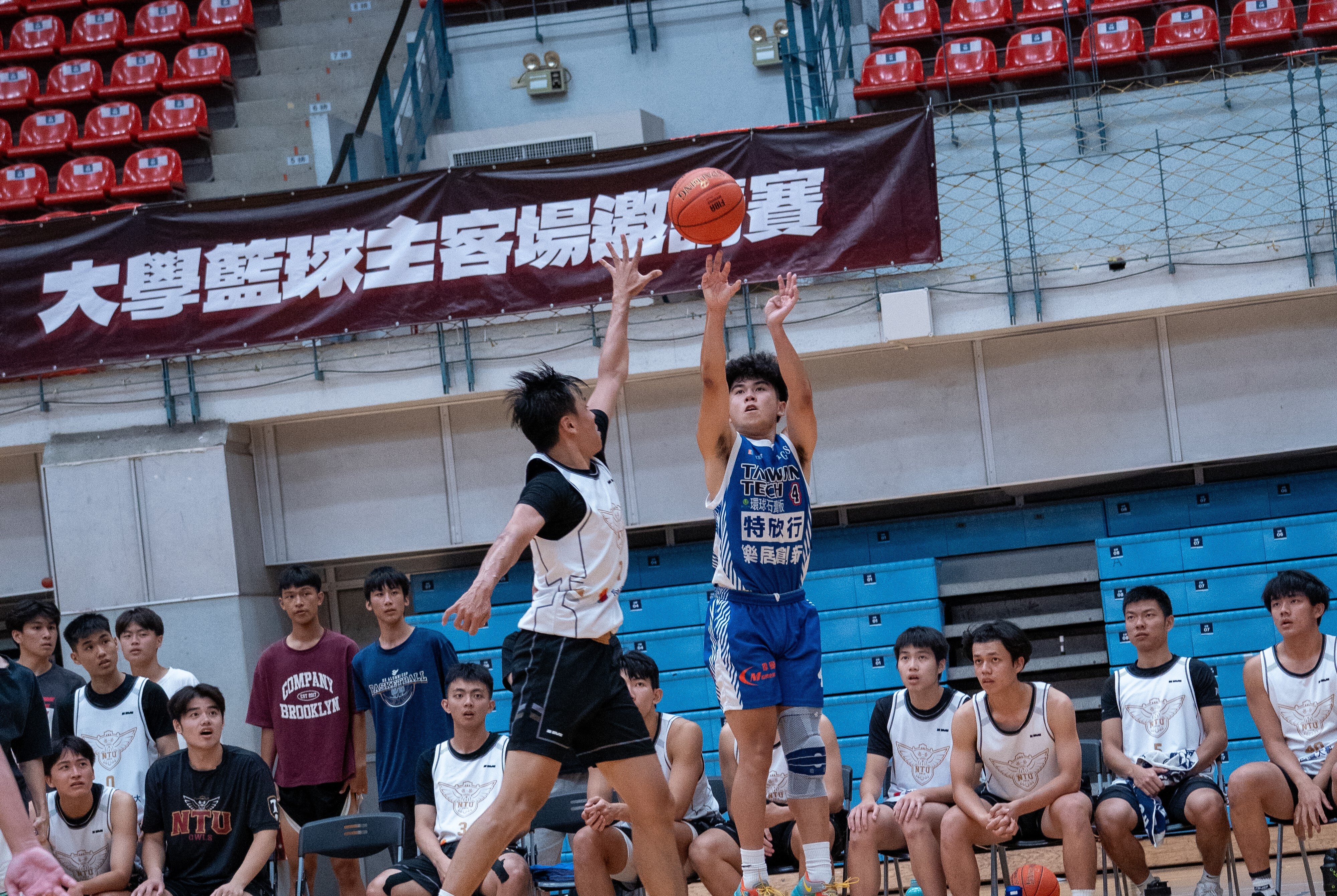 Taiwan Tech faced host National Taiwan University on September 25, kicking off the Northern Division Group B matches, and secured their first victory with a score of 88–84. Photo by Han Cheng.