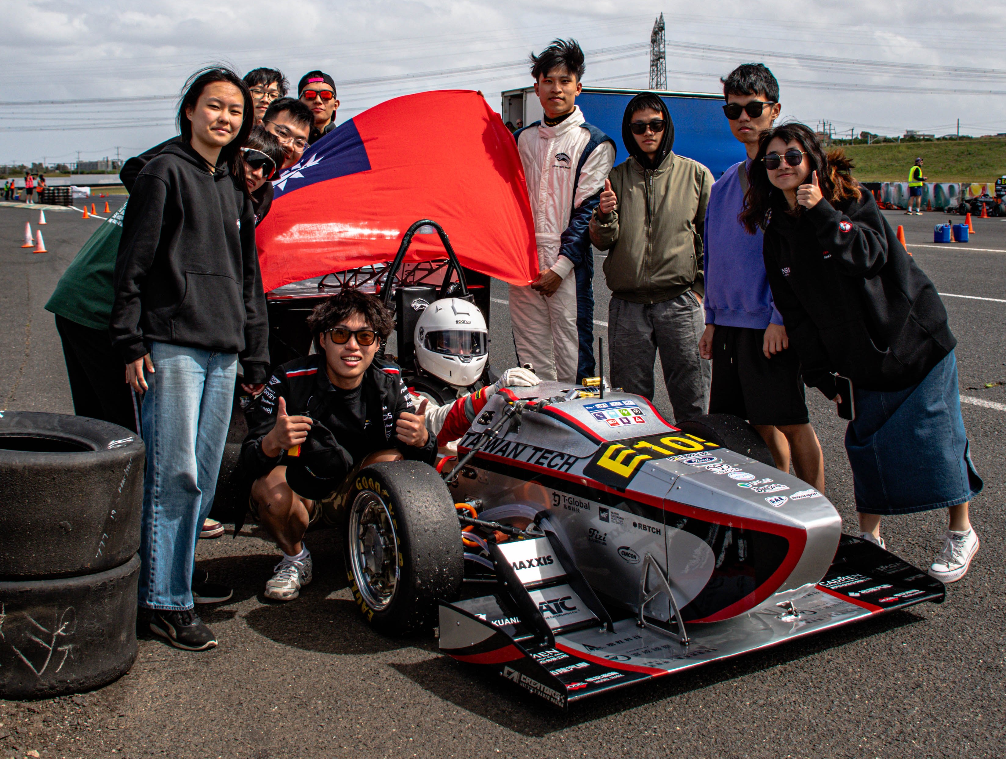 After completing the final dynamic event – Endurance - team members happily took a group photo.