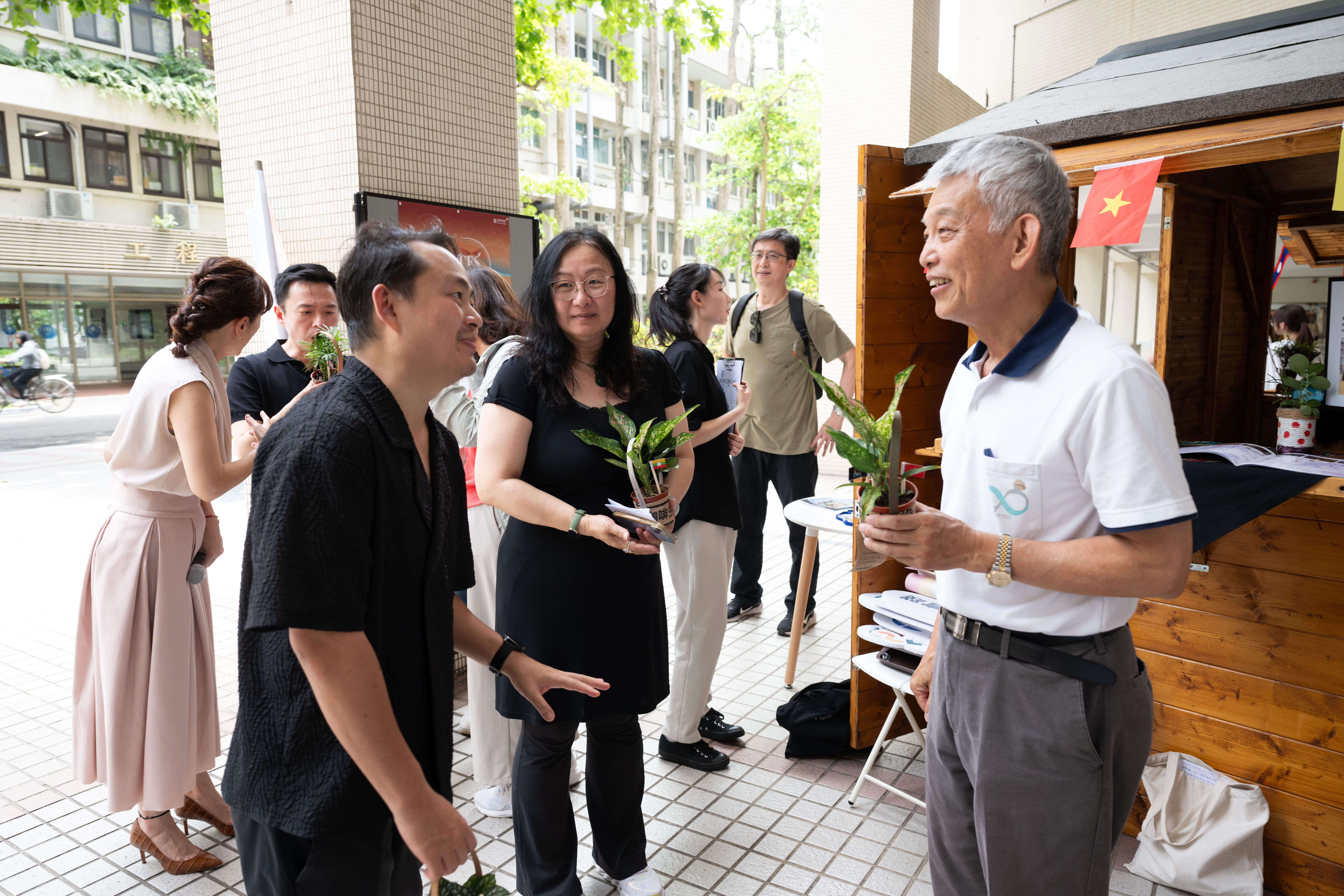 Vice President Jhy-Chern Liu engages in a discussion with Wayla Amatathammachad, Director of the Prayoon for Art Foundation.