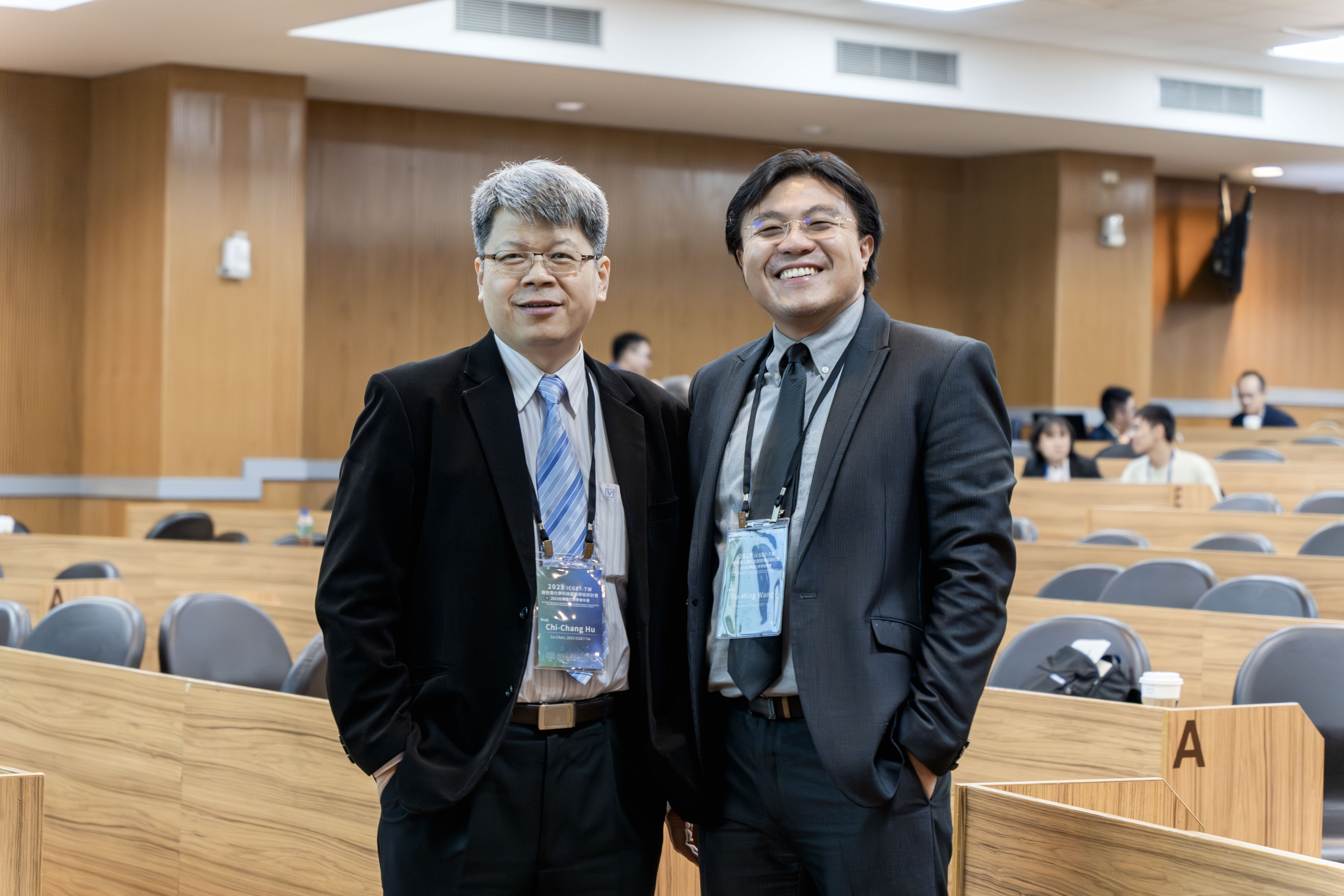 At the 2023 Annual Meeting of the Electrochemical Society of Taiwan, Distinguished Professor Fu-Min Wang (right) took a photo with Professor Chi-Chang Hu (left), President of the Society, from National Tsing Hua University.