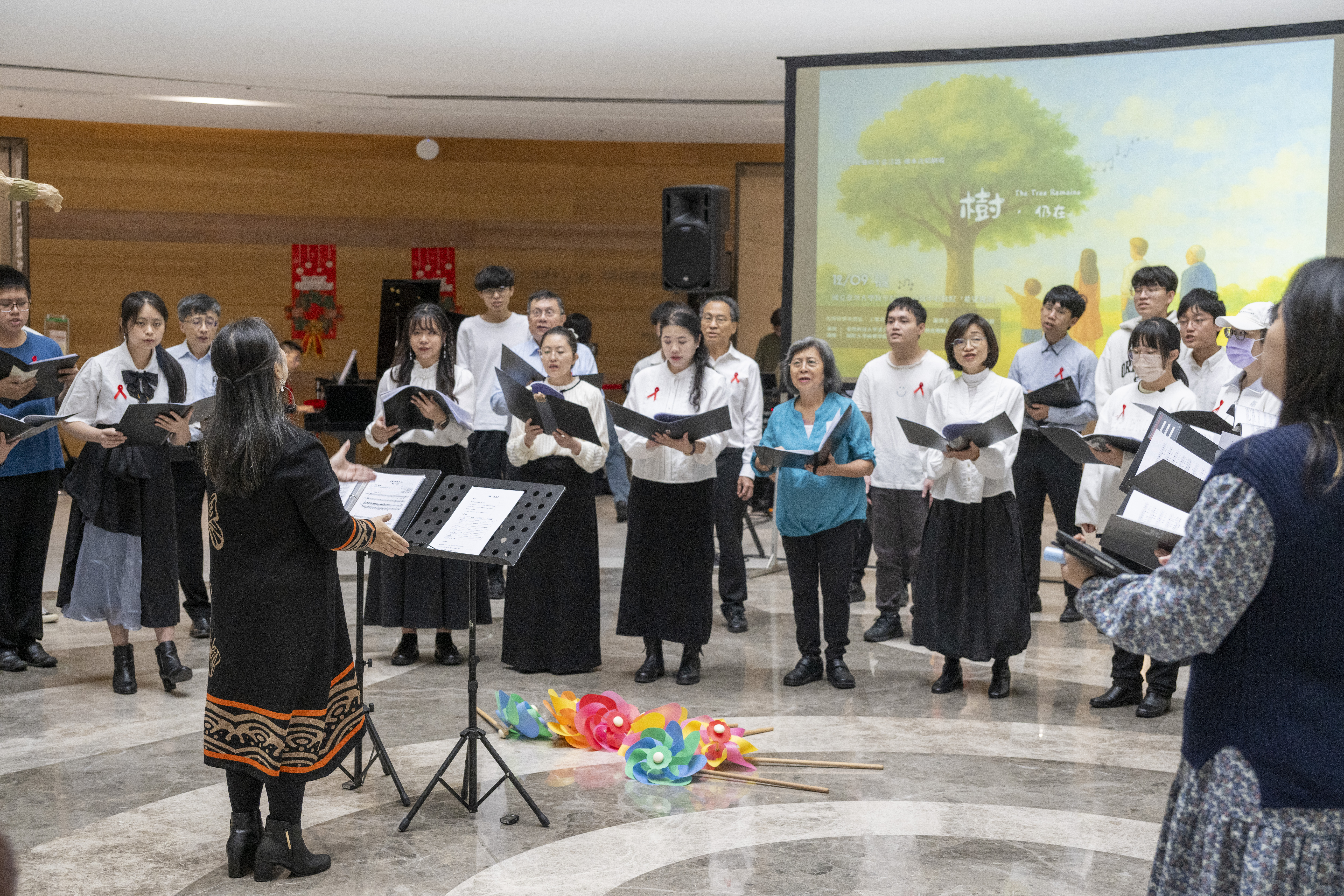 Students from Taiwan Tech’s “Vibrant Choir” course presented the choral theater “The Tree Still Stands” at the “Tower of Hope” in the National Taiwan University Cancer Center Hospital.