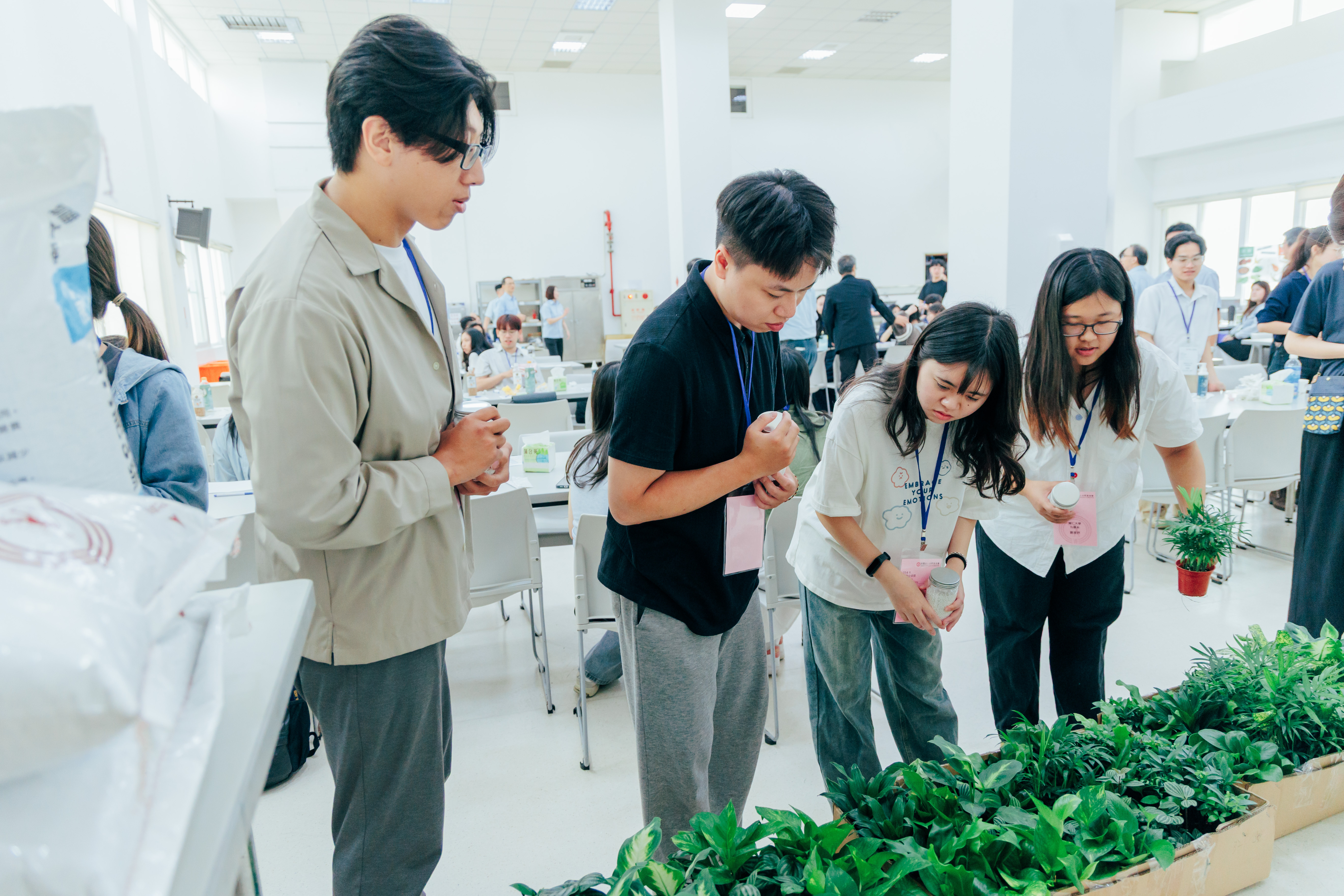 Taiwan Fertilizer designed a DIY hands-on activity, allowing students to directly observe the effects of different fertilizers on crop growth. Photo courtesy of Taiwan Fertilizer Co., Ltd.
