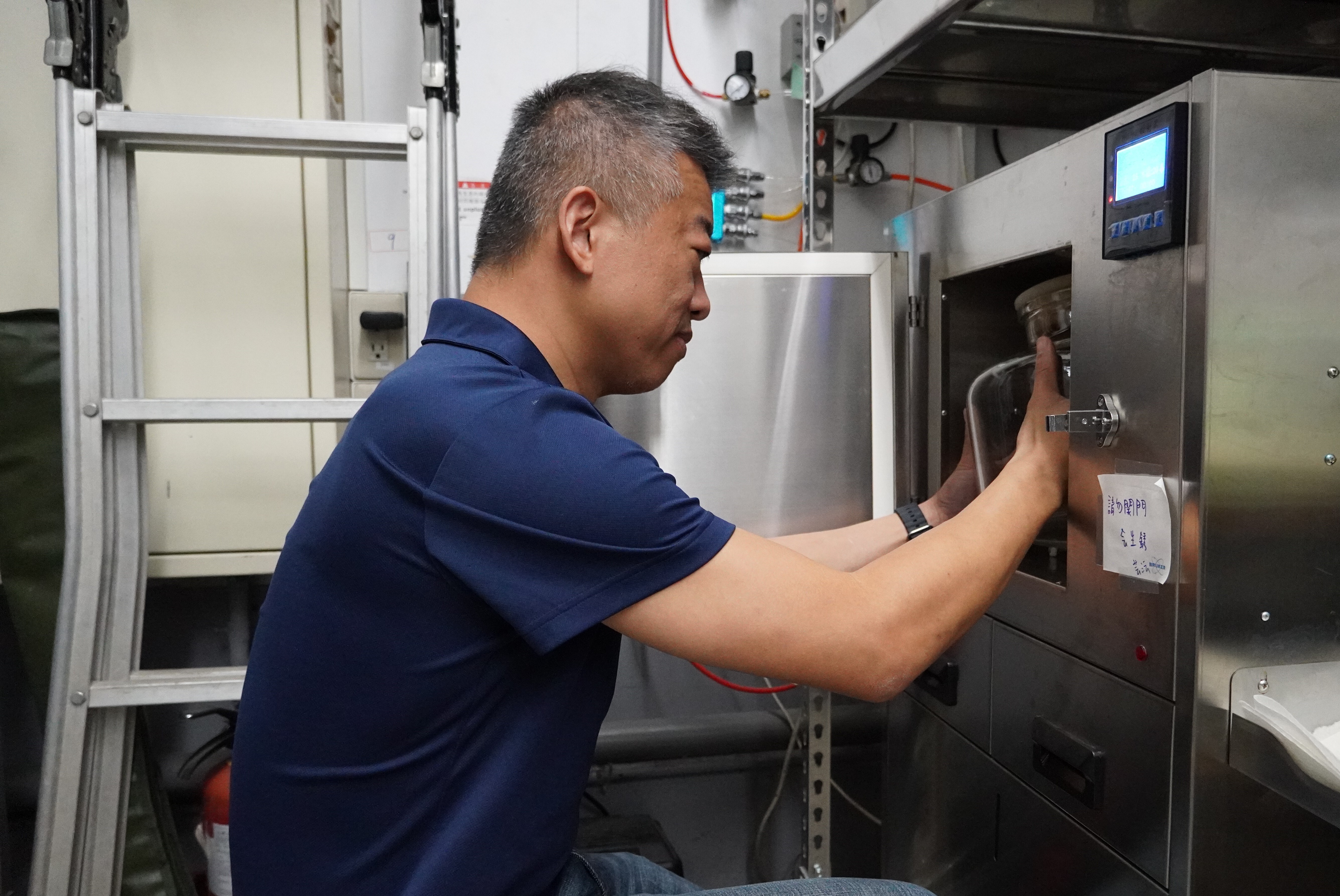 Professor Yu-Lin Kuo from Taiwan Tech uses a microwave extraction machine to transform a large amount of coffee grounds raw materials into high-value cosmetic ingredients.