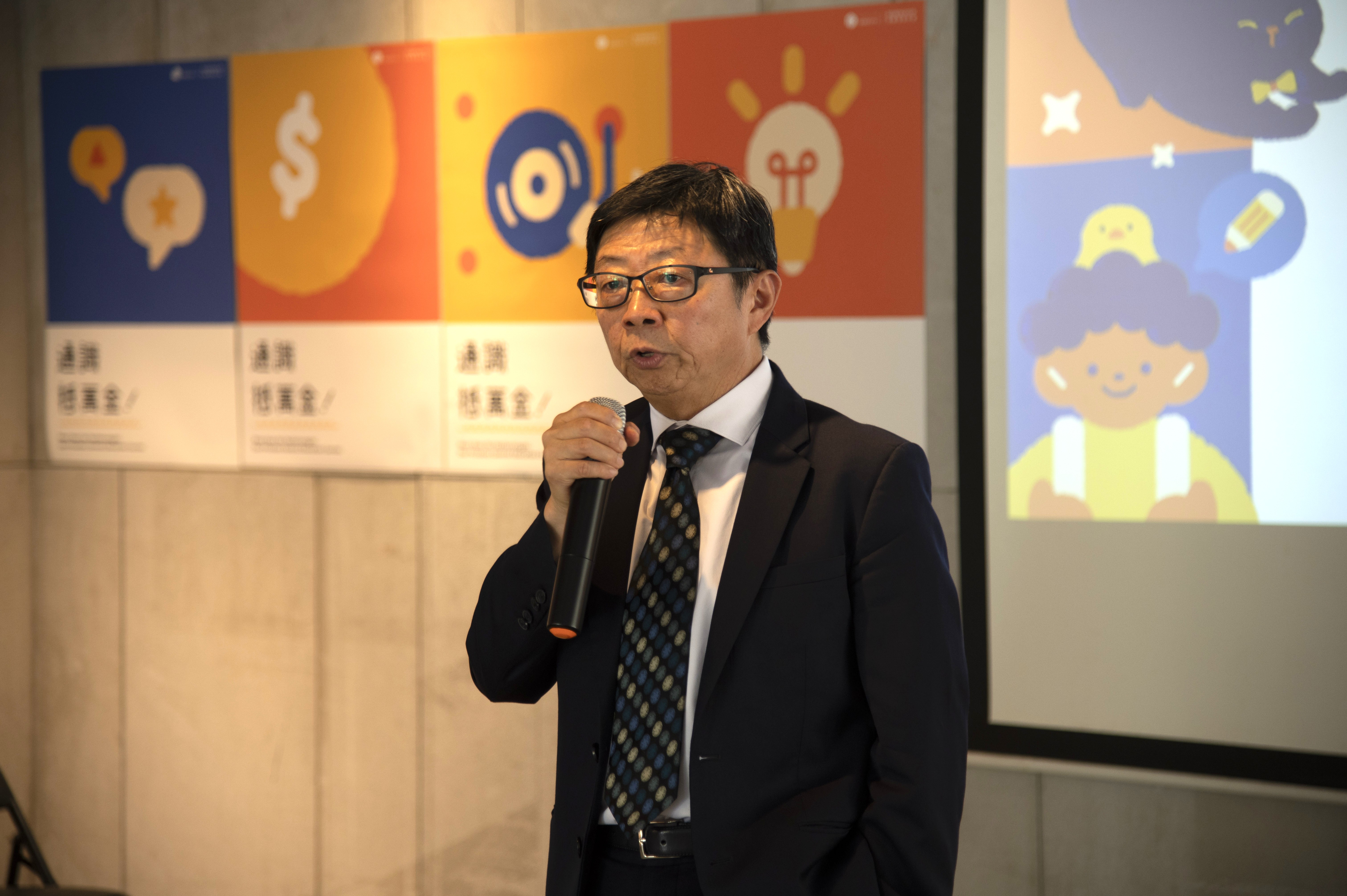 President Jia-Yush Yen described general education as “like vibrant red flowers,” emphasizing its importance.