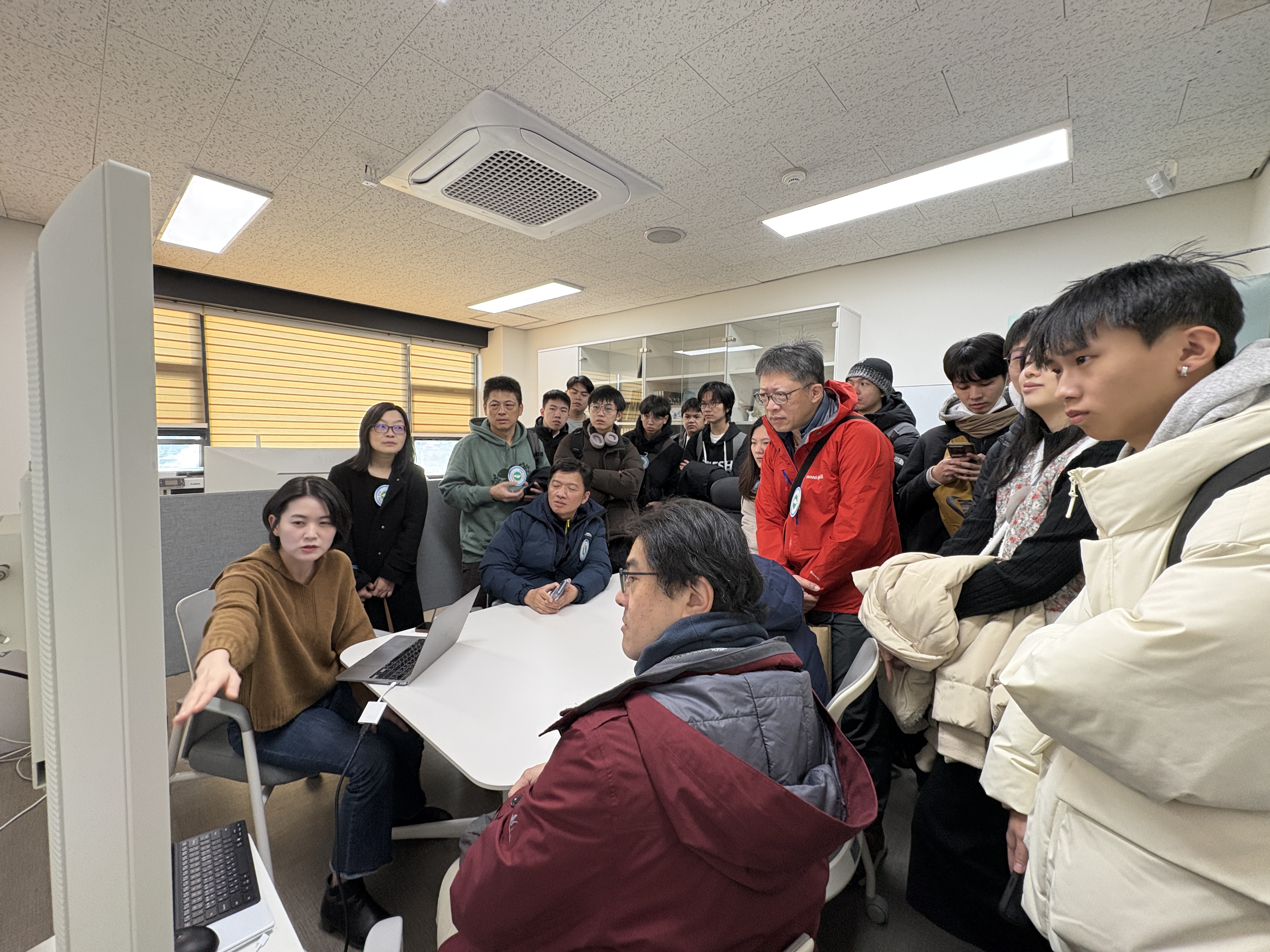 Faculty and students from Taiwan Tech are visiting laboratories at Yonsei University and listening to related briefings.