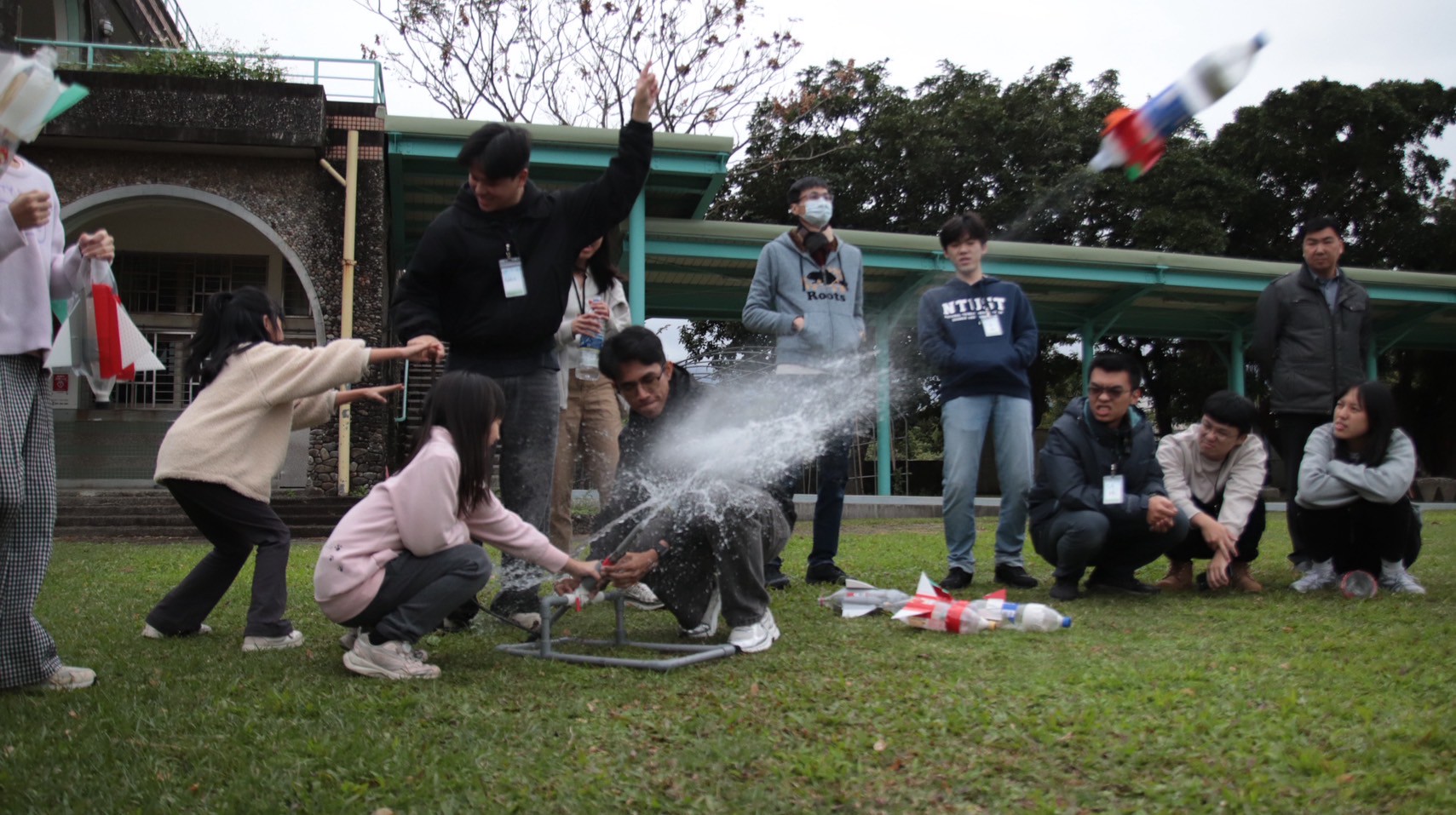 “Water rockets” became the children’s favorite dynamic experiment.