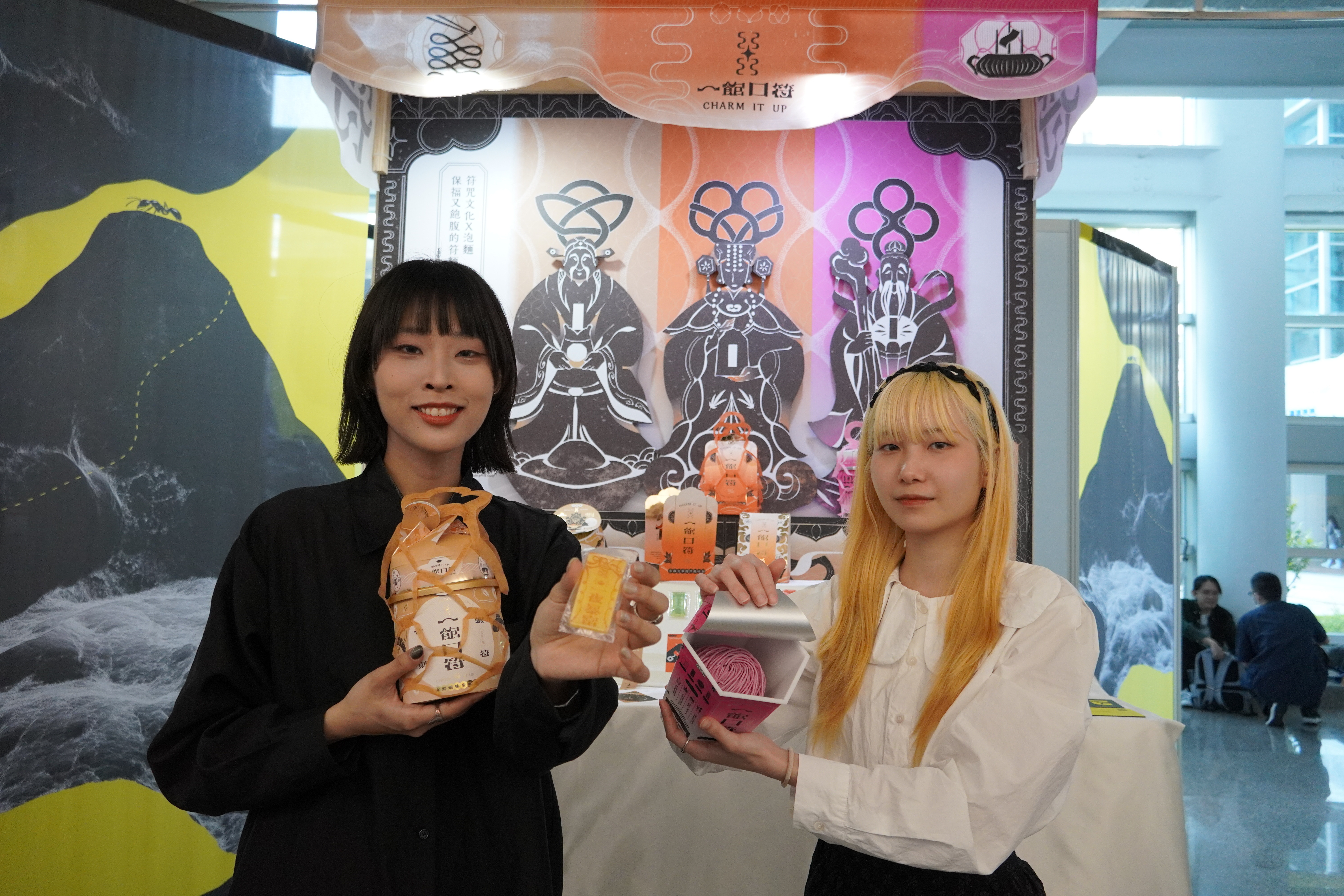Shan Zhou (left) and Yi-Ying Chen (right) drew on Taiwan’s talisman culture to create “Charm It Up Noodles”, a creative product that blends local sentiment with fresh innovation.