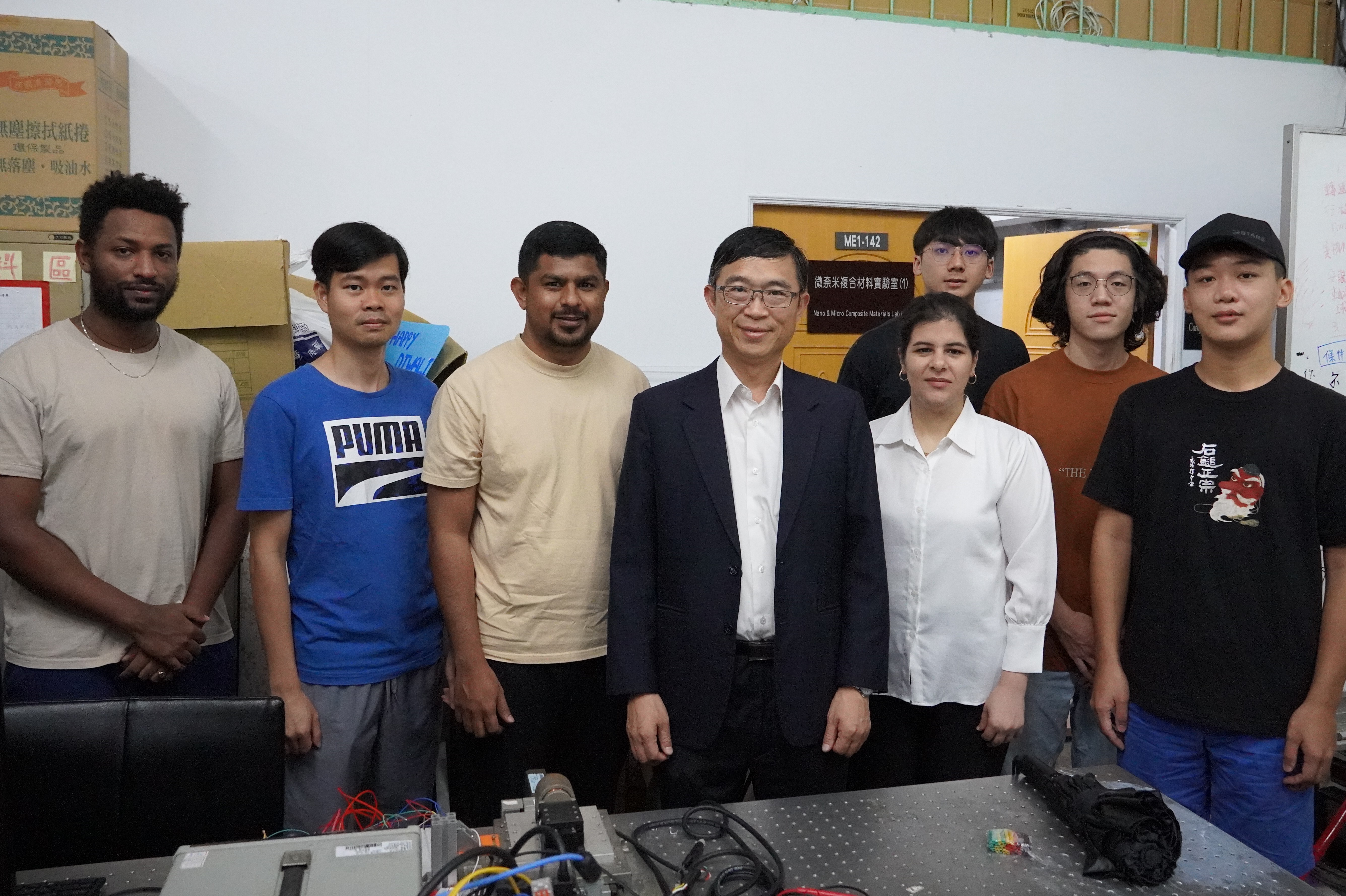 Professor Song-Jeng Huang (fourth from the left) takes a group photo with his research team.