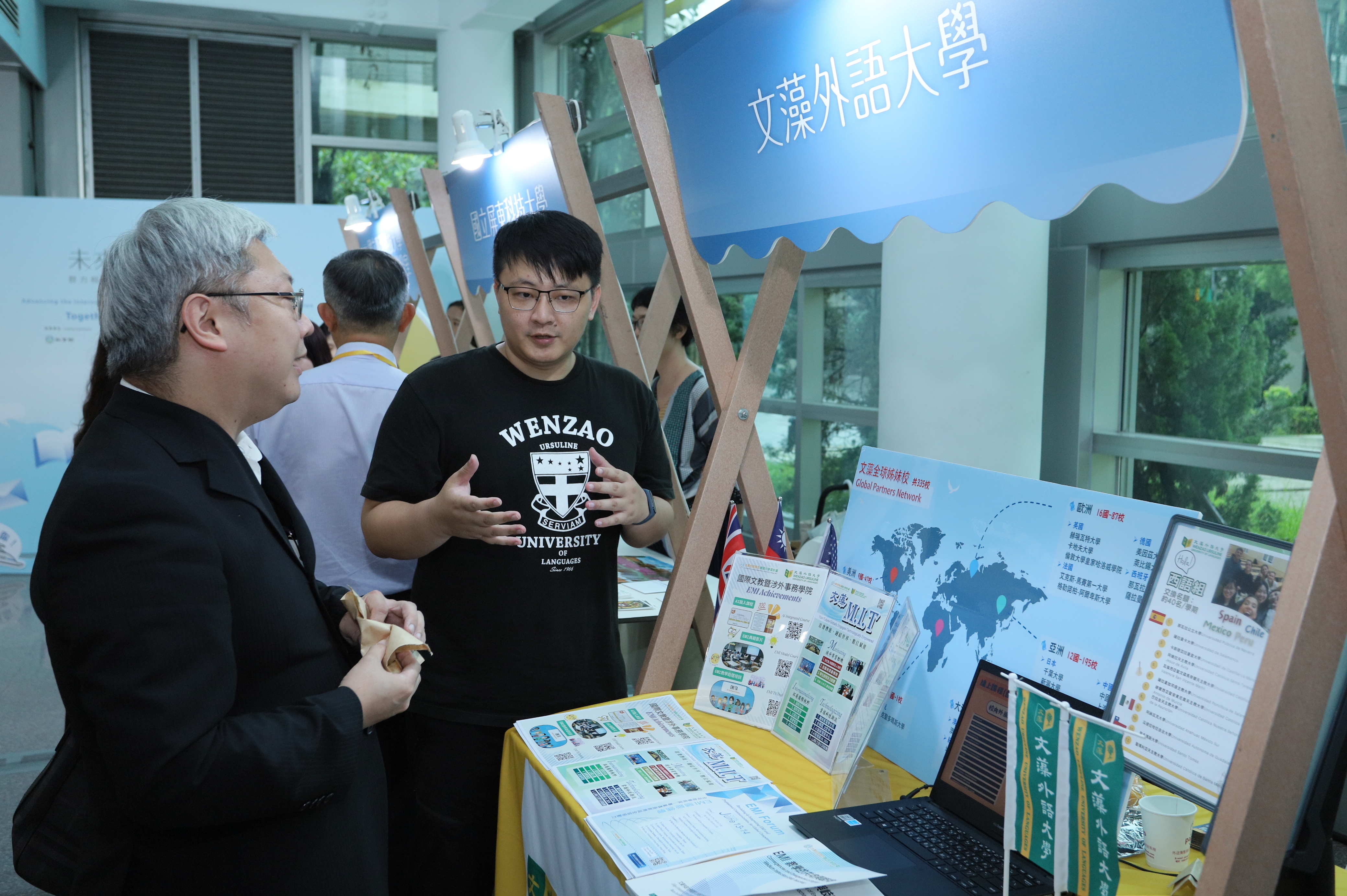 The event featured on-site exhibits from participating institutions, showcasing their achievements and innovative practices in bilingual education, inclusive campus development, and resource collaboration.