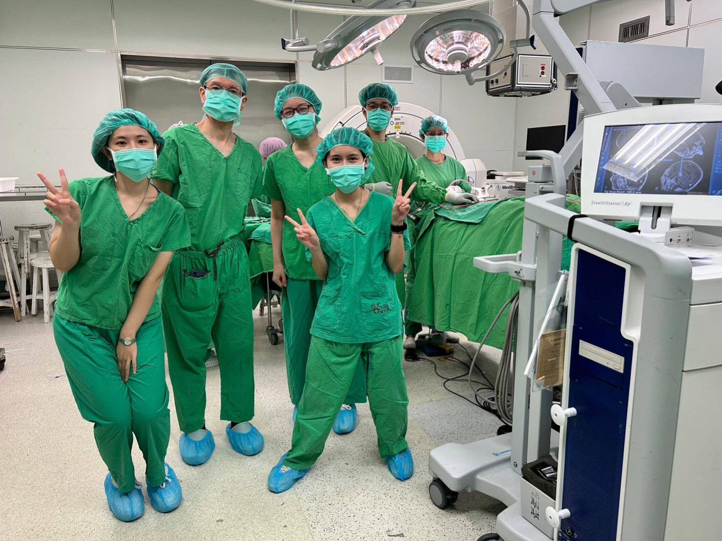 During her doctoral studies, Zolnamar (second from left, back row) simultaneously pursued a master’s degree in Medical Devices and Medical Imaging at National Taiwan University, undertaking cross-university and interdisciplinary dual-track training. The photo shows Zolnamar attending related courses at NTU.