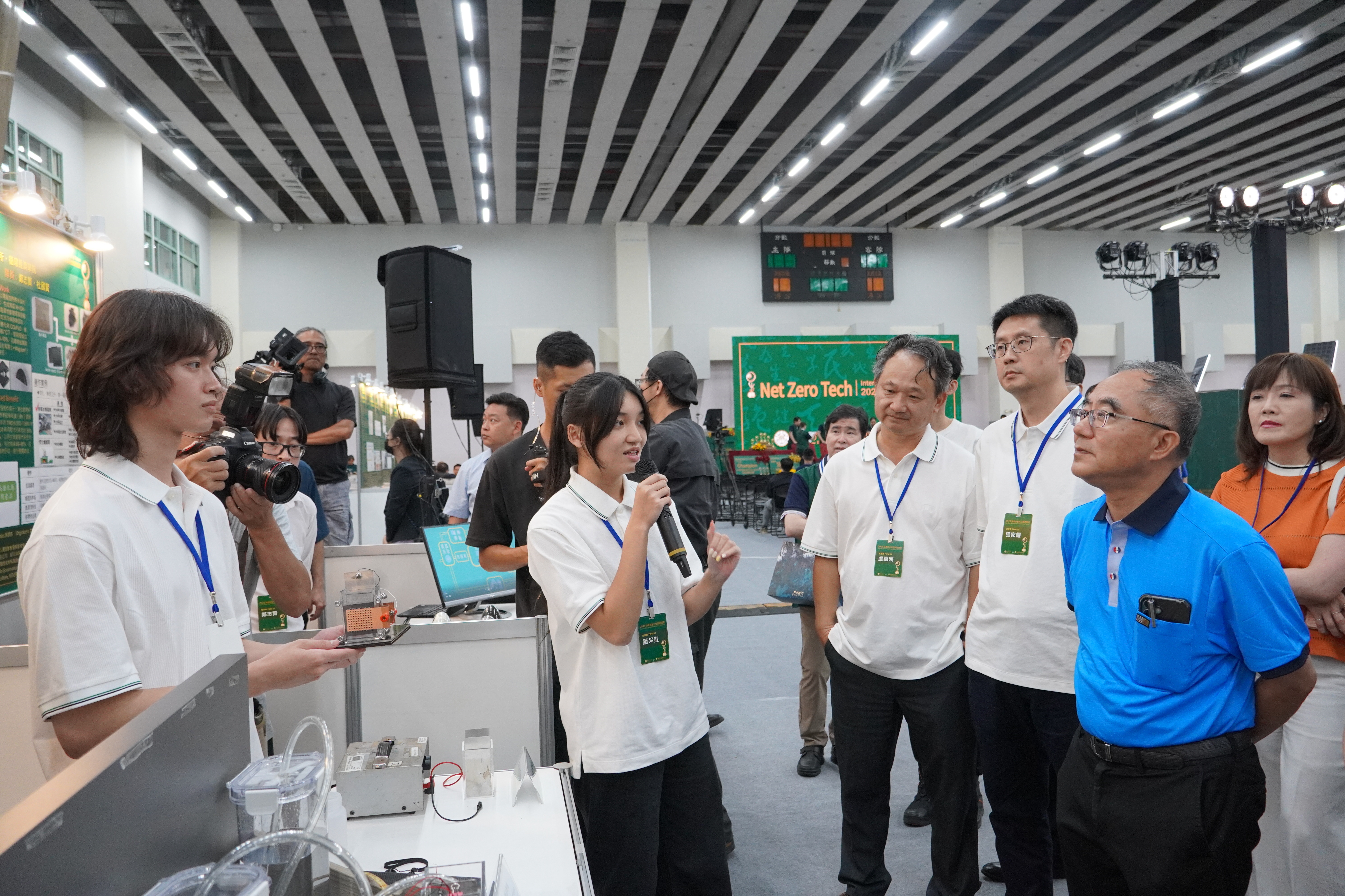 Professor Jia-Yaw Chang’s team presented their competition project to National Taiwan University President Wen-Chang Chen.