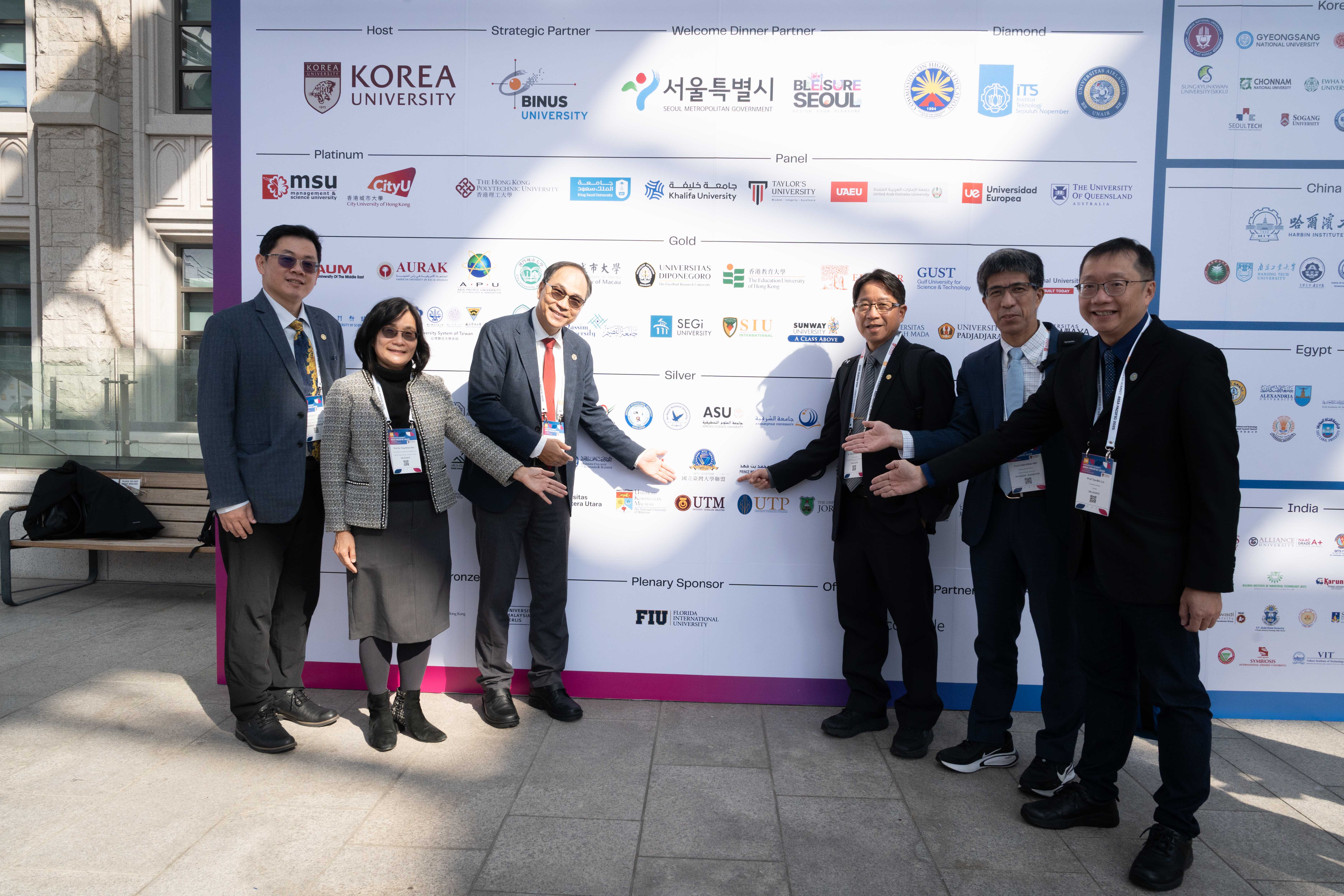 At the QS Higher Ed Summit, the NTU System made its global debut as a “systematic alliance,” showcasing collective strengths that go beyond any single institution. The universities are working together to deepen partnerships with institutions worldwide and to advance education and research with international impact. From left: NTNU Associate Vice President for Academic Affairs Kuen-Yi Lin, NTNU Vice President of Research & Development Ying-Shao Hsu, NTU Vice President and Executive Director of the NTU System Shih-Torng Ding, Taiwan Tech Vice President Tzu-Chuan Chou, NTU College of Management Associate Dean for Academic Affairs Chih-Ping Wei, and FITCHET Executive Director Tzu-Bin Lin.
