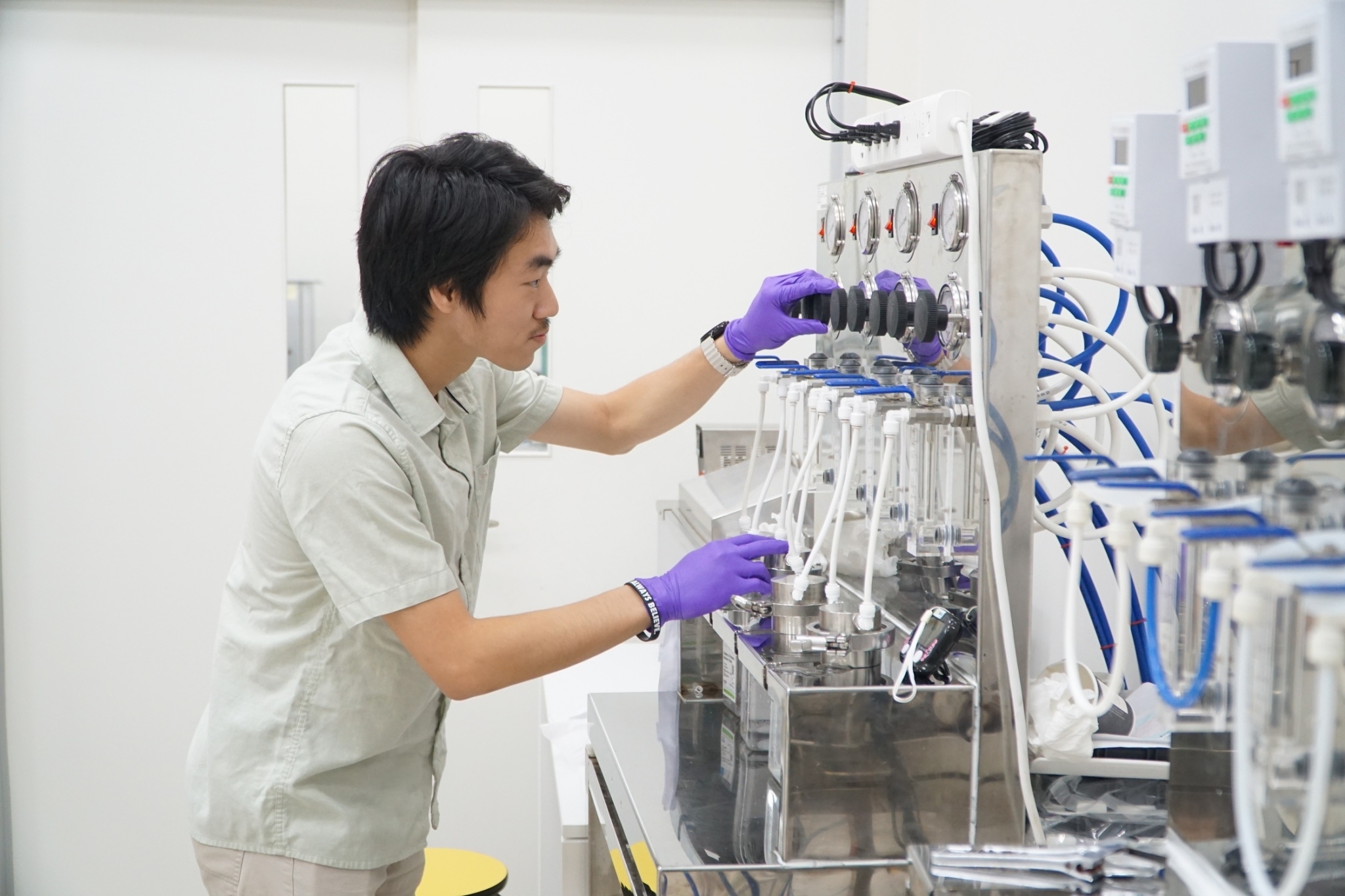 Owen Setiawan, a Ph.D. student at the Graduate Institute of Applied Science and Technology, is from Indonesia and specializes in membrane technology for filtration systems. He has published more than ten research papers.