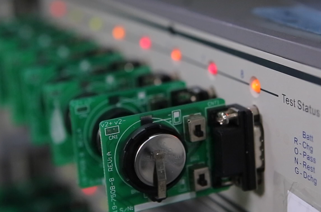 Professor Fu-Ming Wang uses a button cell charge-discharge tester to analyze the reactions of lithium batteries under changes in the cathode material.