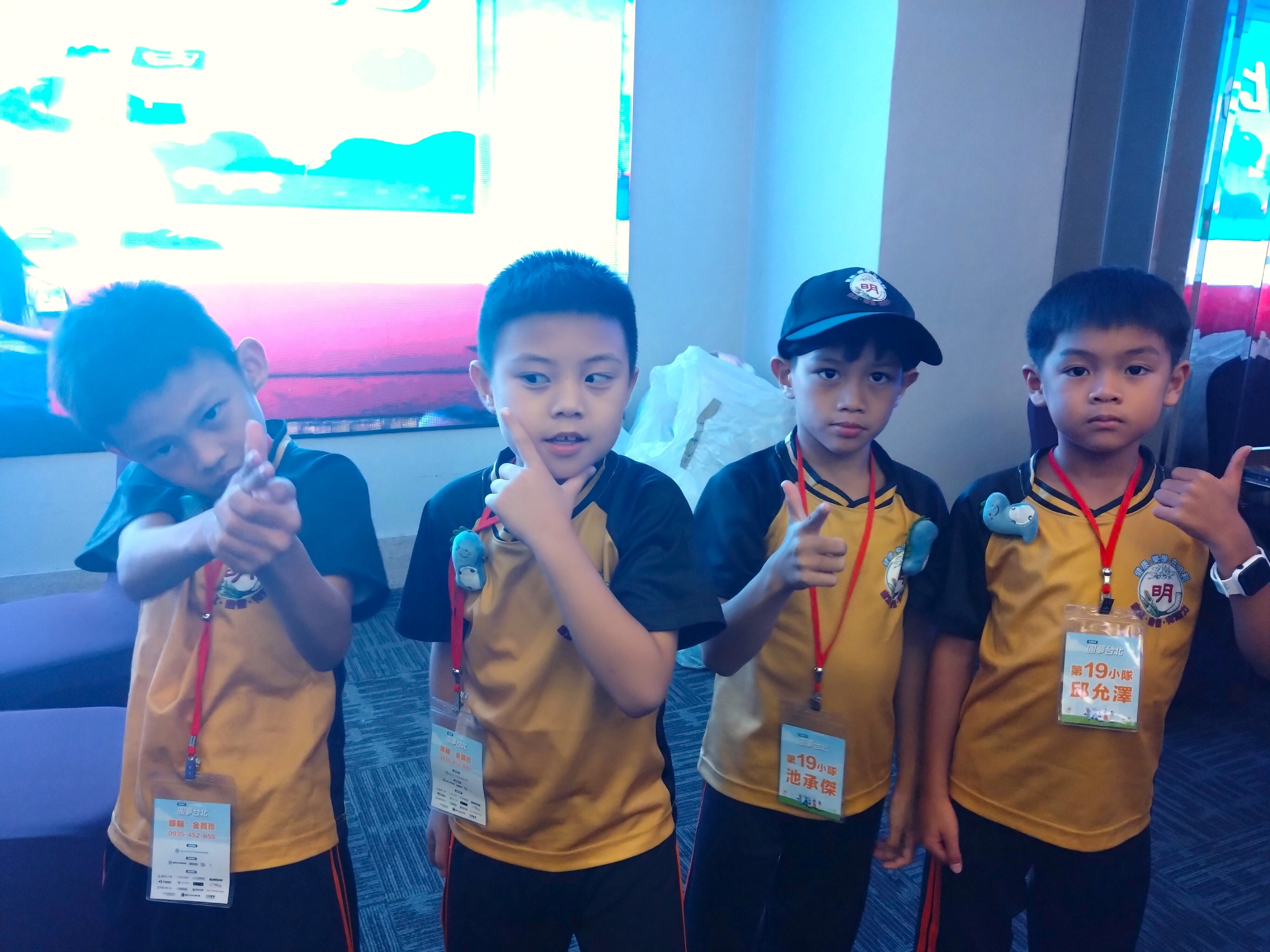 Yun-Ze Qiu (first from right), a first-year student at Mingli Elementary School said, “This is my first time in Taipei and my first time wearing VR goggles. Whether it’s robots, electric formula racing cars, or experiencing VR, it’s all very novel and fun.”