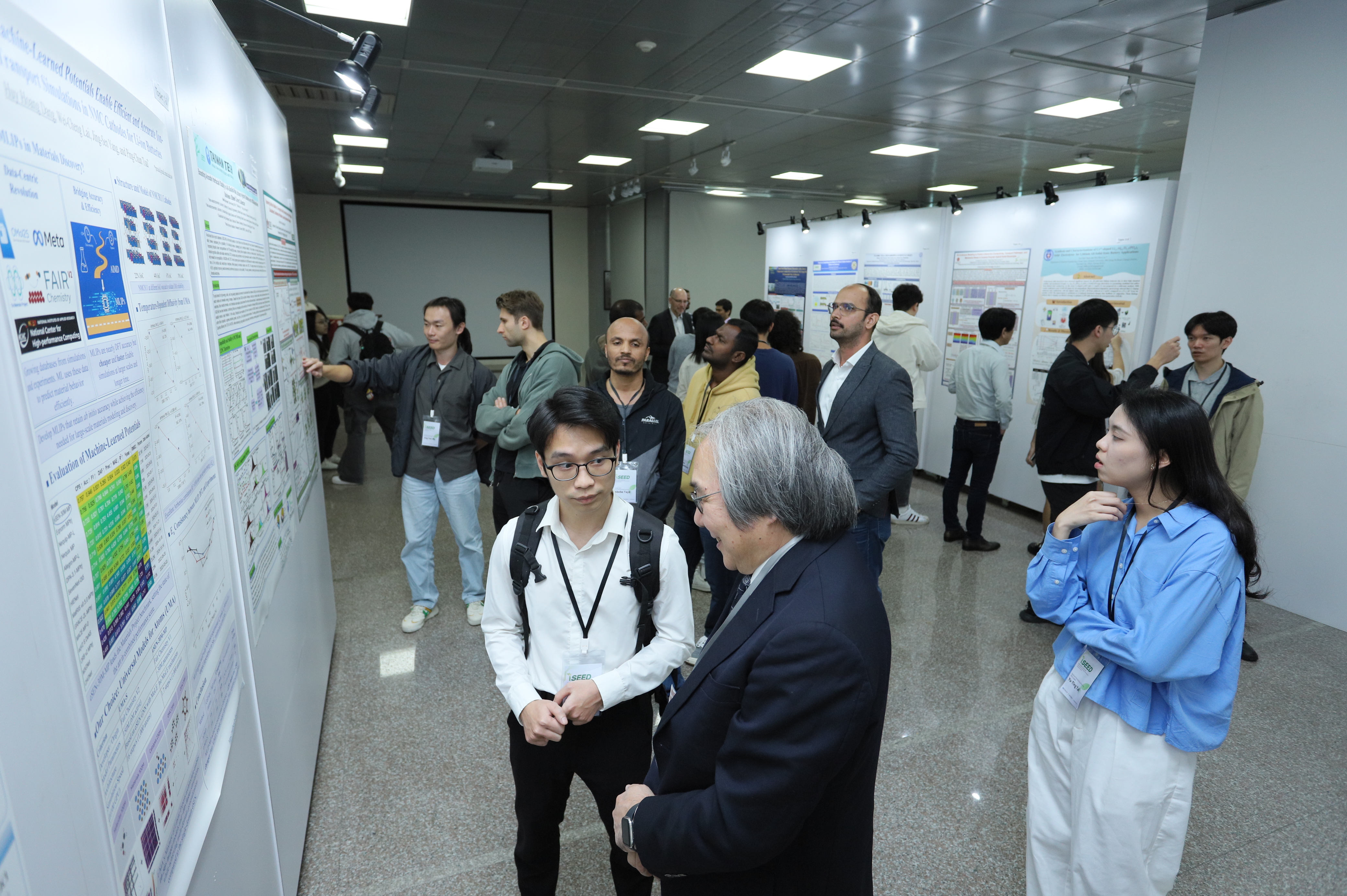 The International Sustainable Electrochemical Energy Discussion Forum featured 22 keynote presentations and 48 poster displays, with 30-minute expert discussion sessions following each session to facilitate deeper exchanges between speakers and the audience and stimulate cross-disciplinary ideas.
