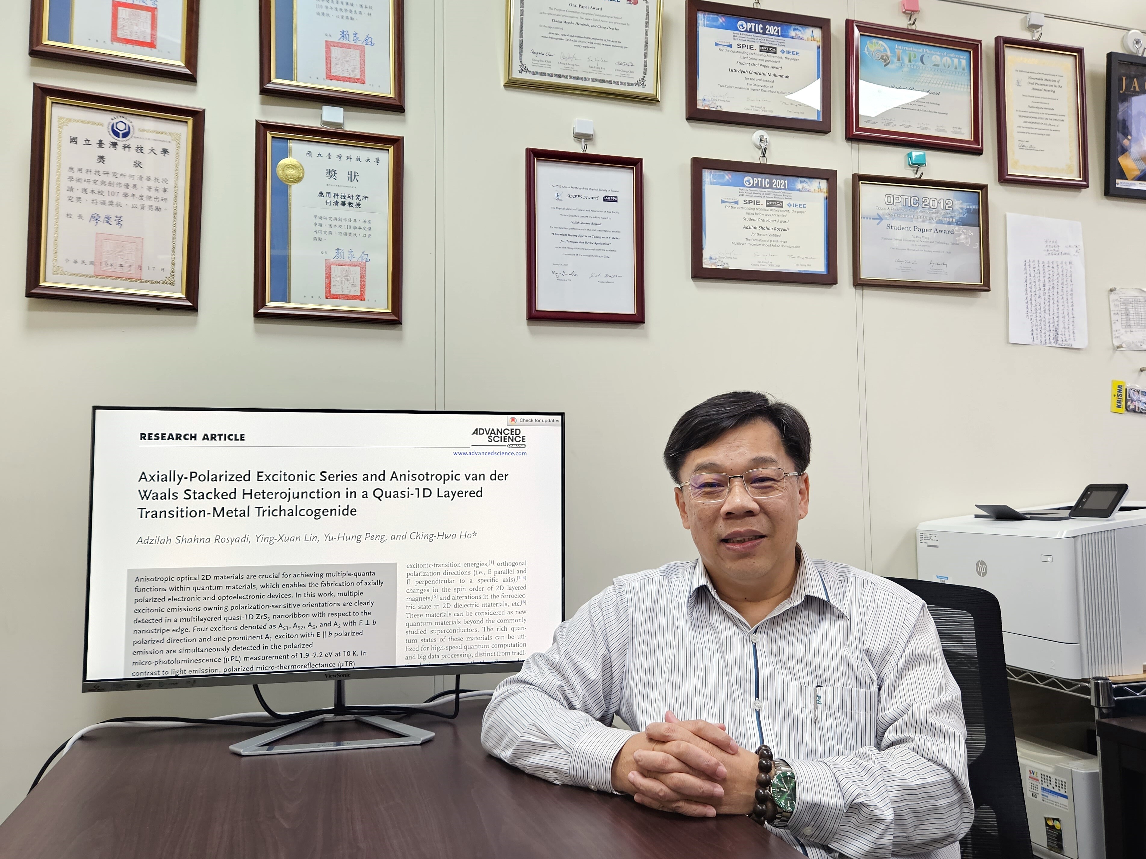 Taiwan Tech Professor Ching-Hwa Ho, recognized for pioneering measurement techniques in 2D optoelectronic semiconductor multiple exciton state research, was elected as a 2024 OSA Fellow.