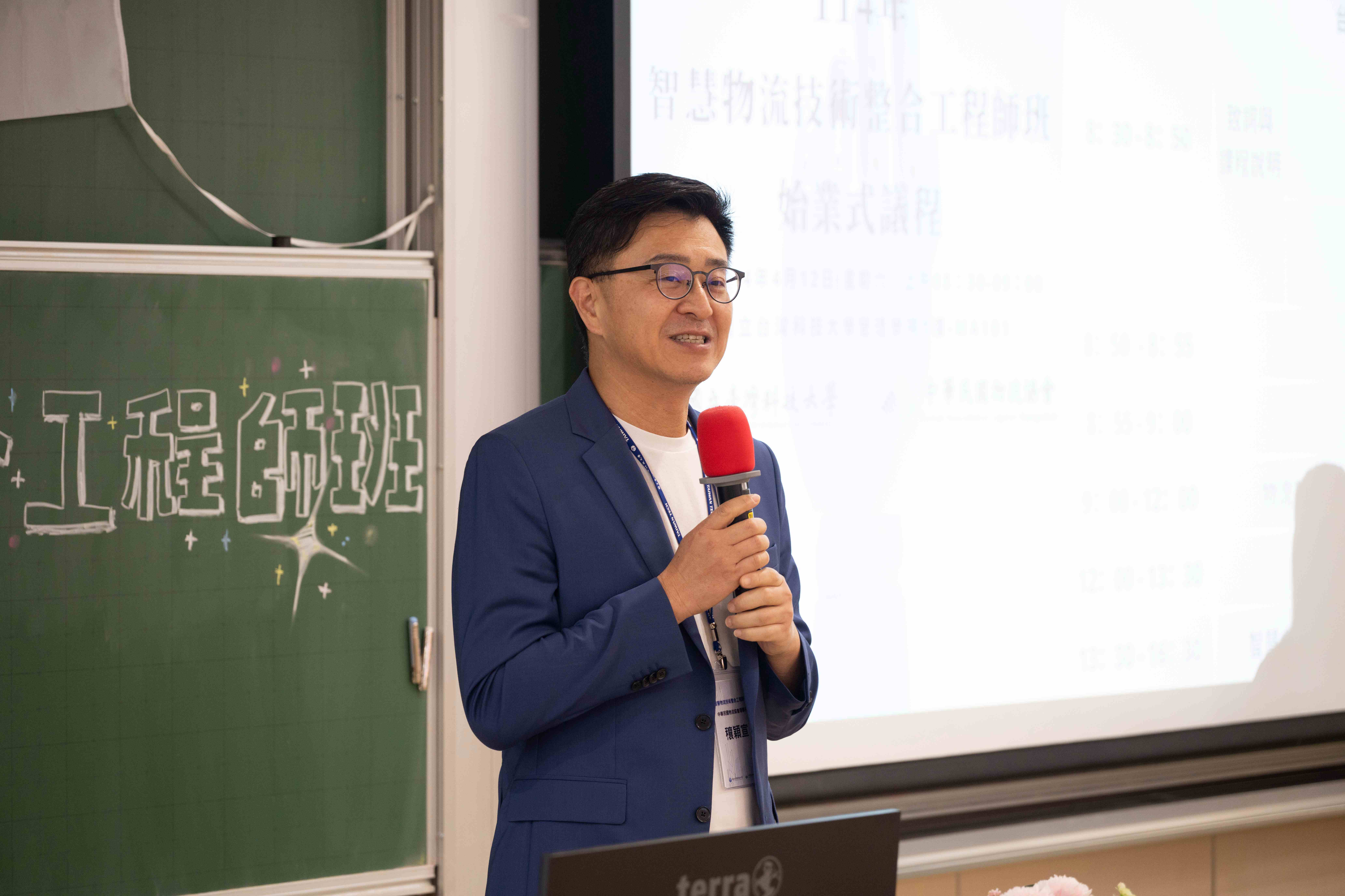 Ying-Hsuan Jang, Chairman of the Taiwan Association of Logistics Management, delivered opening remarks.