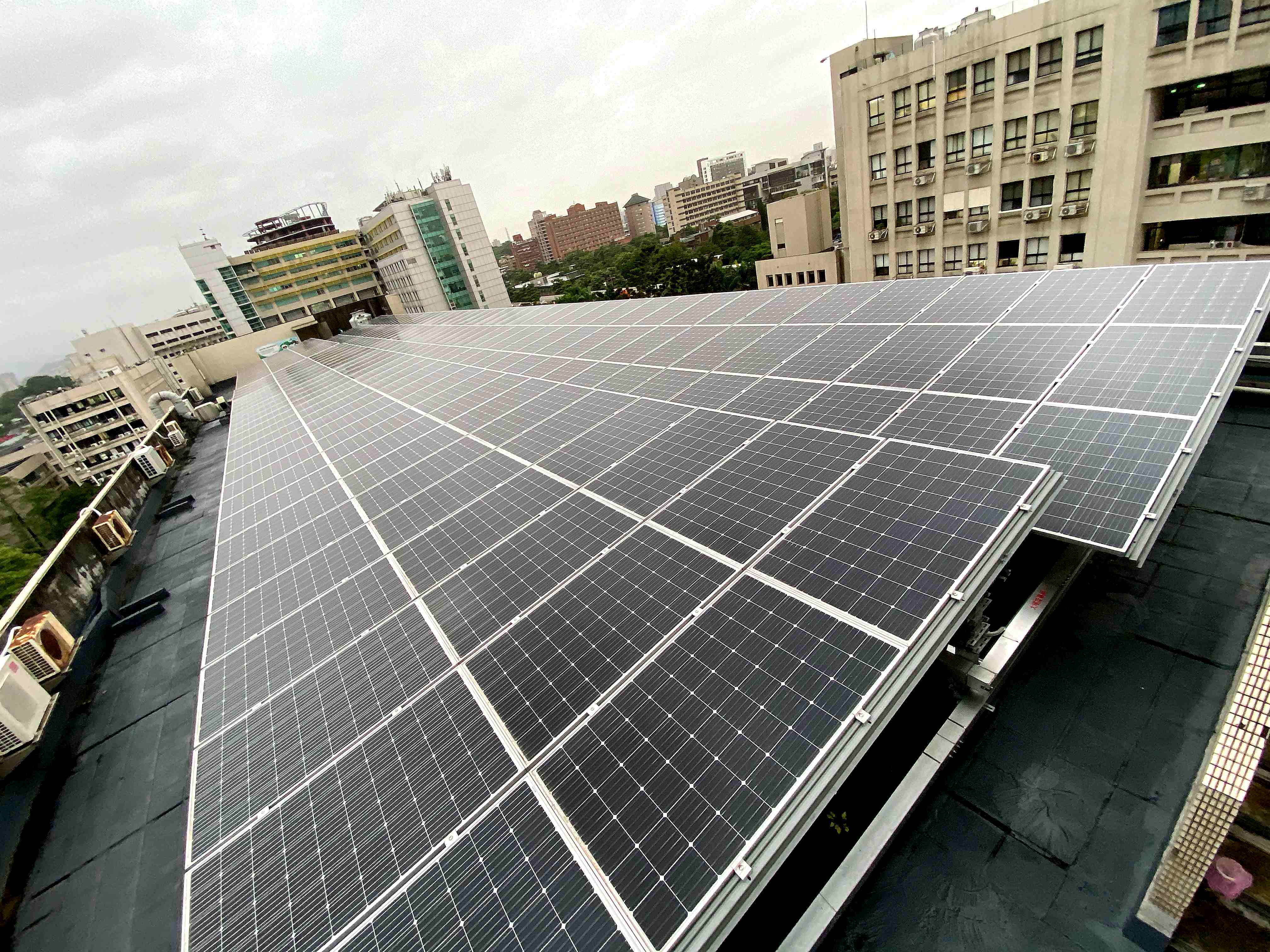 Taiwan Tech has installed a solar photovoltaic system on the rooftop of the Fourth Teaching Building, progressively increasing the proportion of green energy on campus each year.