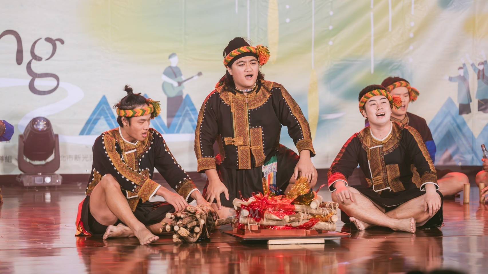 The song "a i nga ro ngo i" (Praising Taromak) portrays scenes of the Taromak tribe's young men preparing for the millet harvest festival. Photography by Bo-Yuan Hsu.