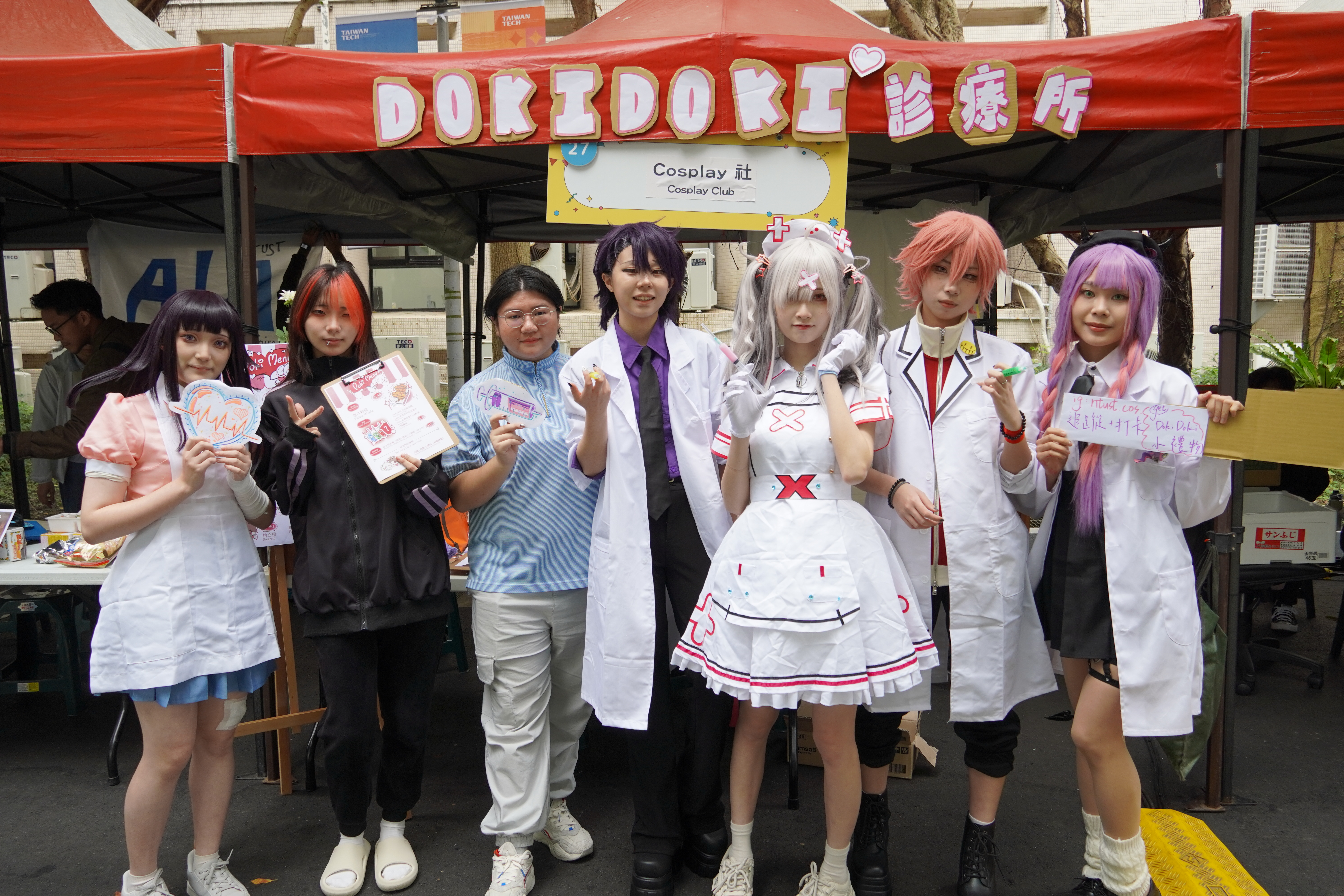 The Cosplay Club set up a booth called “DOKIDOKI Clinic” at the fair, showcasing the charm of subculture through role-playing, while also selling waffles and cold drinks to heal the soul and taste buds.