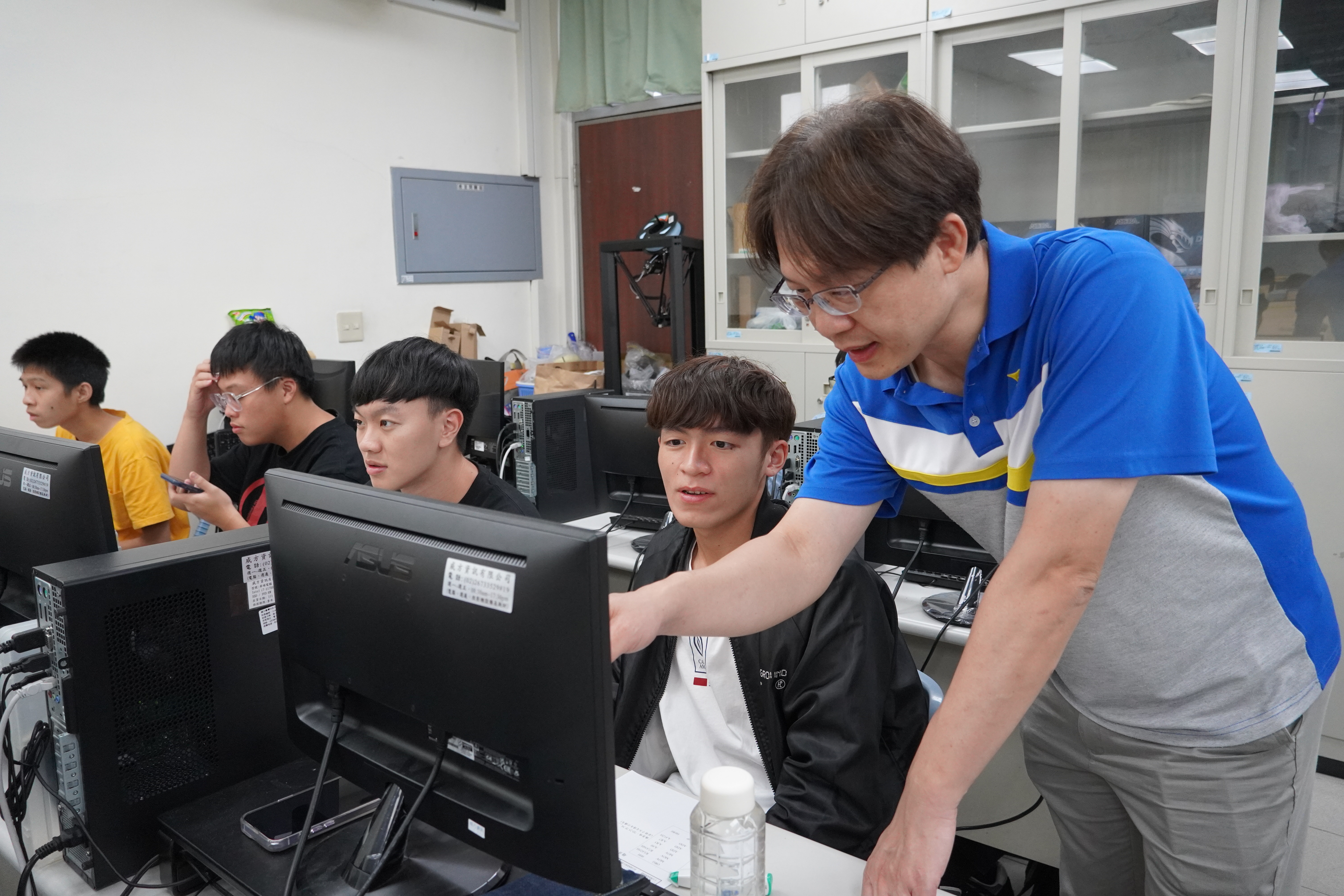 Professor Yuan-Hsiang Lin strongly emphasizes cultivating students' practical skills and arranging practical courses for students on computers.