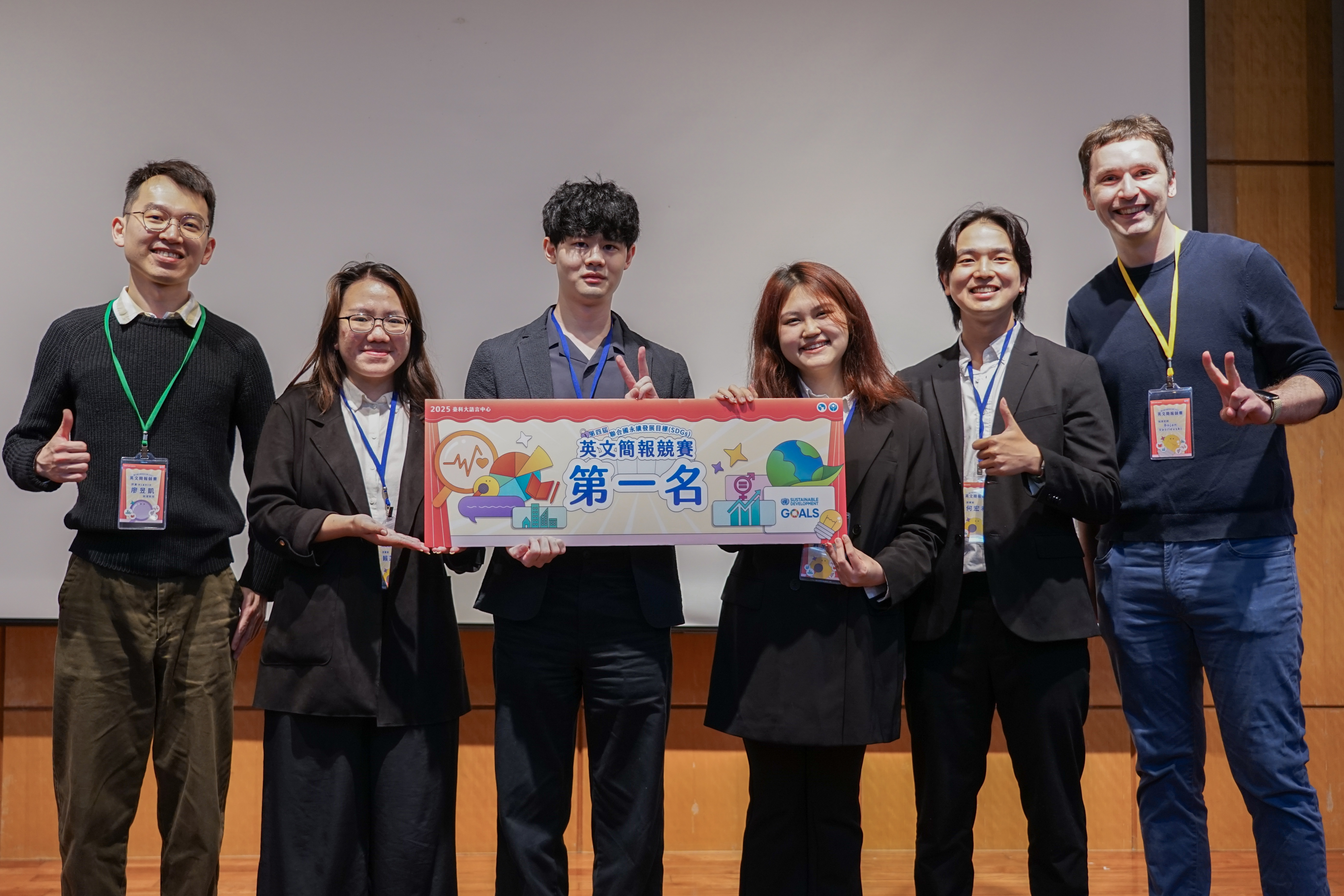 The first-place team presented an in-depth analysis and innovative solutions on the topic of “Balanced Diet and Health”.