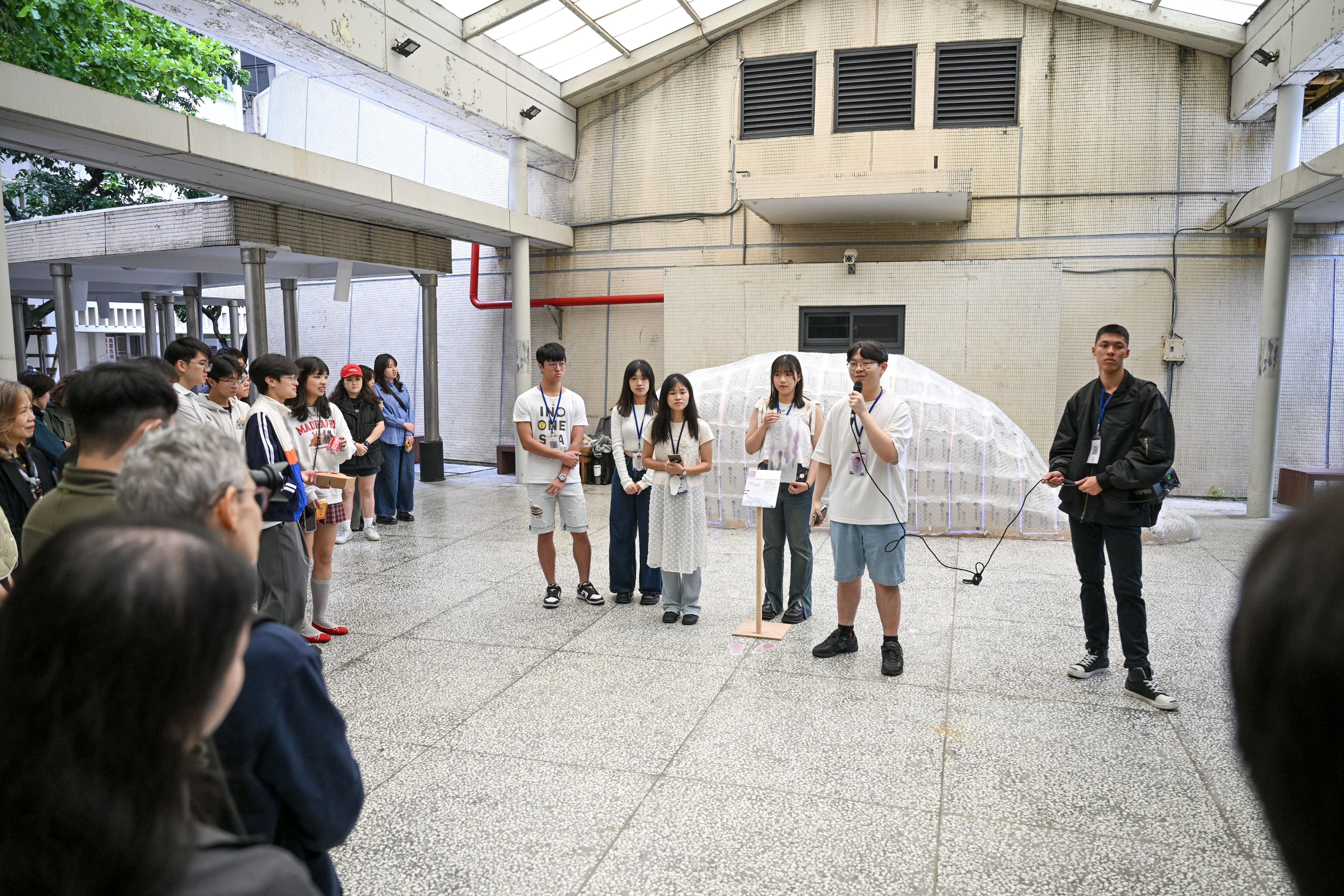 At the opening event, the “Muu” creative team introduced their work—an interactive light and shadow installation inspired by emotions. The team includes Yan-Yan Ye from the Department of Computer Science and Information Engineering;  You-Quan Zheng, Yu-Jun Huang, and Zhi-Yu Chen from the Industrial Design Division of the Department of Design; and Hao-En Tsai and Si-Yu Lai from the Business Design Division.