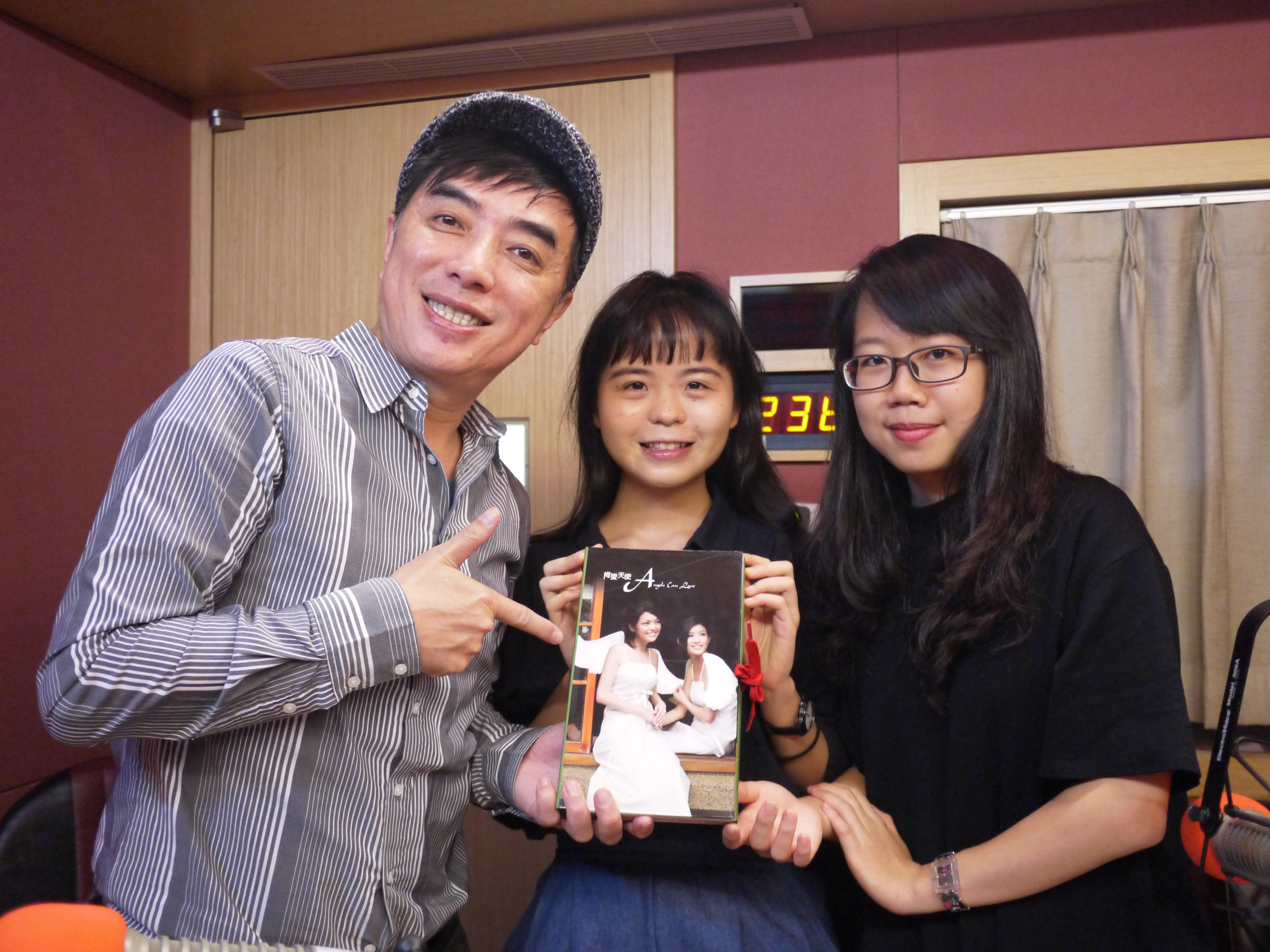 The Kindness Social Service Association, Taiwan’s first nonprofit organization founded by people with depression, invited Lin Bai (center), Yu-Heng Lin (right), and the association’s Secretary-General, He Su (left), for a radio interview to discuss depression-related issues and their experiences in mental health education.