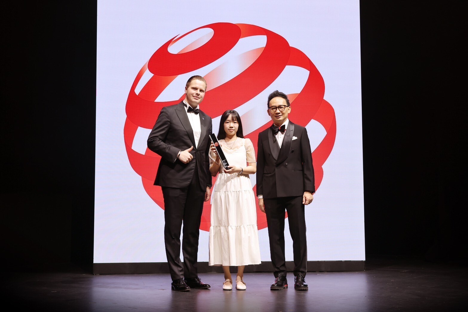 The “Han Guo Fang” design, created by Taiwan Tech Department of Design students Xun-Fei Hsiao (center) and Jing-Han Hong from the Business Design Group, won the Best Design Award in the Experience Design category.