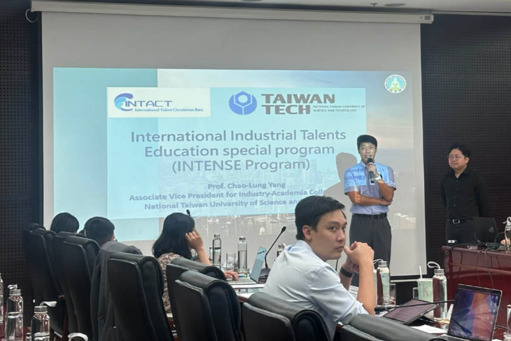 Yang Chao-Lung, Vice President for Industry–Academia Affairs at Taiwan Tech and project leader of the Taiwan–Vietnam Hub, held an information session on the New Program scholarship initiative at the Da Nang Investment Promotion and Support Center in Vietnam, attracting approximately 80 students, teachers, and parents.