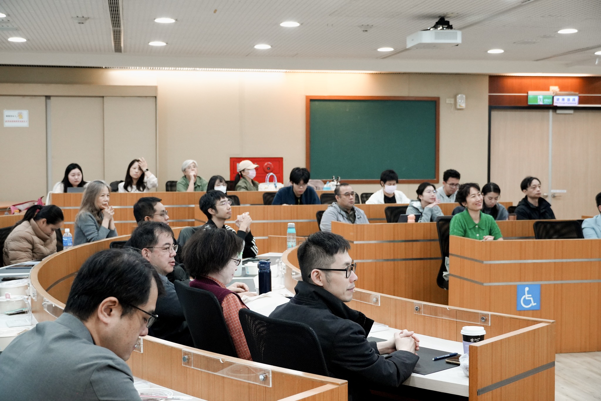 Taiwan Tech hosted the “EMI Teaching Sharing & Demonstration” event, inviting Professor Wei-Chun Hsu from the Graduate Institute of Biomedical Engineering to deliver an EMI demonstration class that integrated presentations and body language to illustrate technology-assisted clinical teaching applications.
