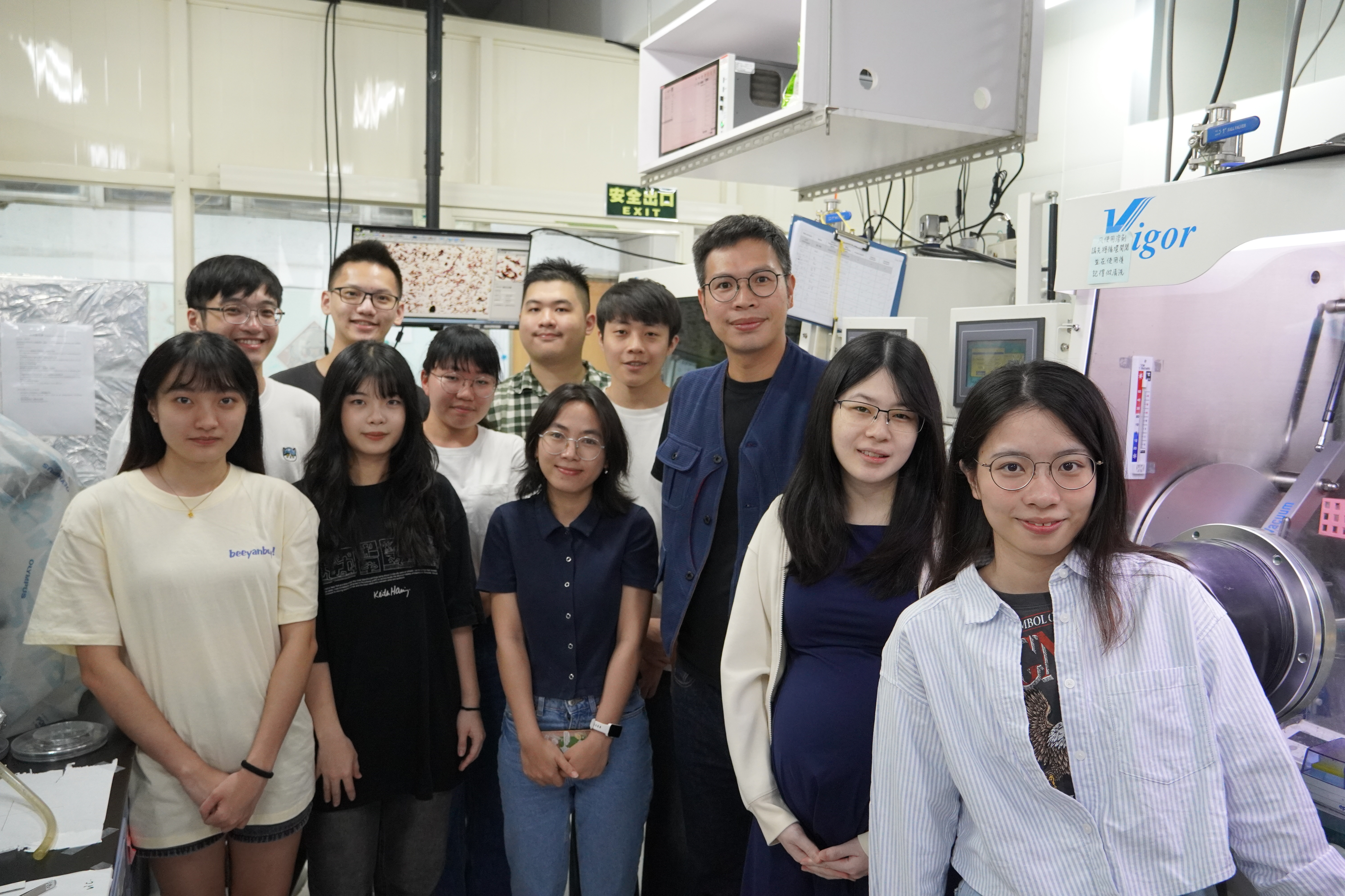 Associate Professor Yu-Cheng Chiu (third from the right) takes a group photo with graduate students from the Polymer Morphology & Electronics Lab.
