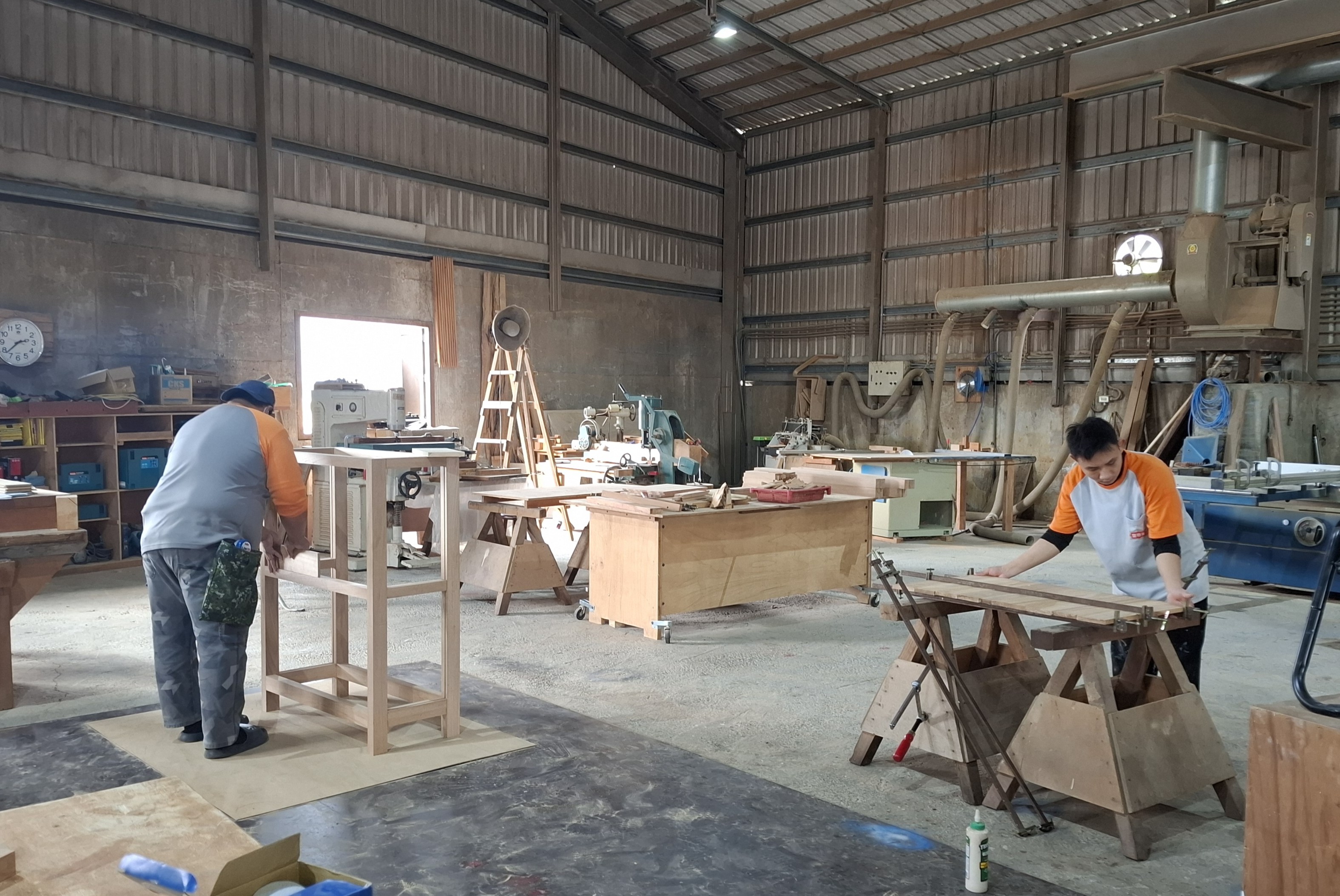 The project team has added the outdoor “Autumn Stage” in the rice fields on the southern side of the site, using driftwood left after Typhoon Morakot as recycled materials with local significance. The image shows the Houshan Sawmill of Ziyuan Enterprise Co., Ltd. in Guanshan.