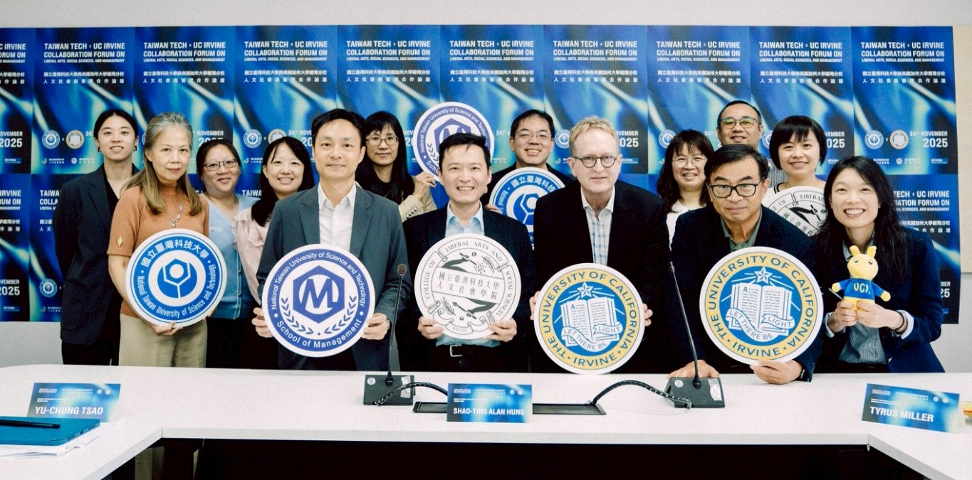 A group photo of representatives from Taiwan Tech’s College of Liberal Arts and Social Sciences and College of Management with the delegation from the University of California, Irvine (UC Irvine) at the dual-degree program cooperation meeting.