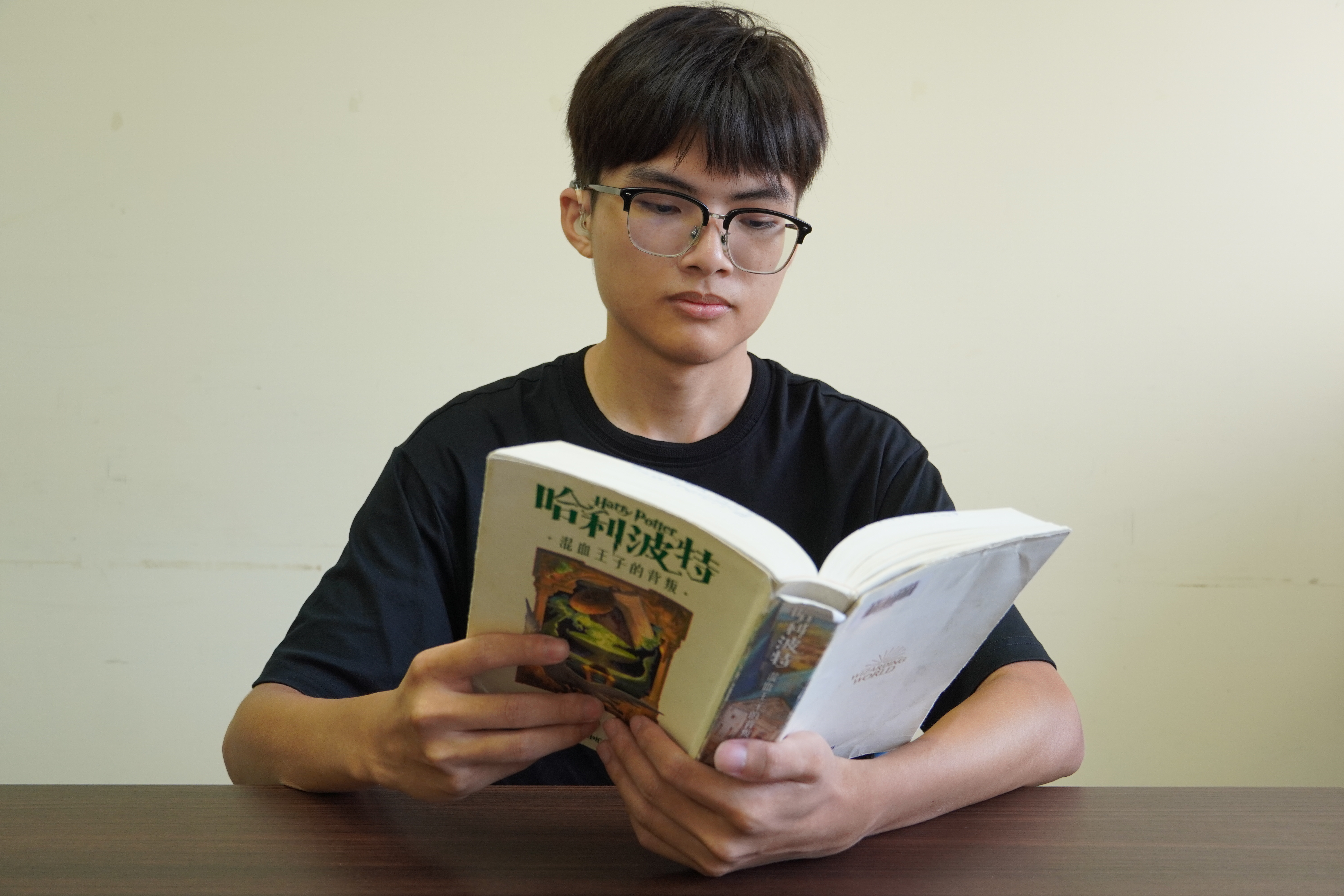 GuanYou Lin’s favorite book is Harry Potter and the Half-Blood Prince, which he values not only for its elements of mystery but also for its more profound message: one should not judge by appearances, but seek the truth beneath the surface.