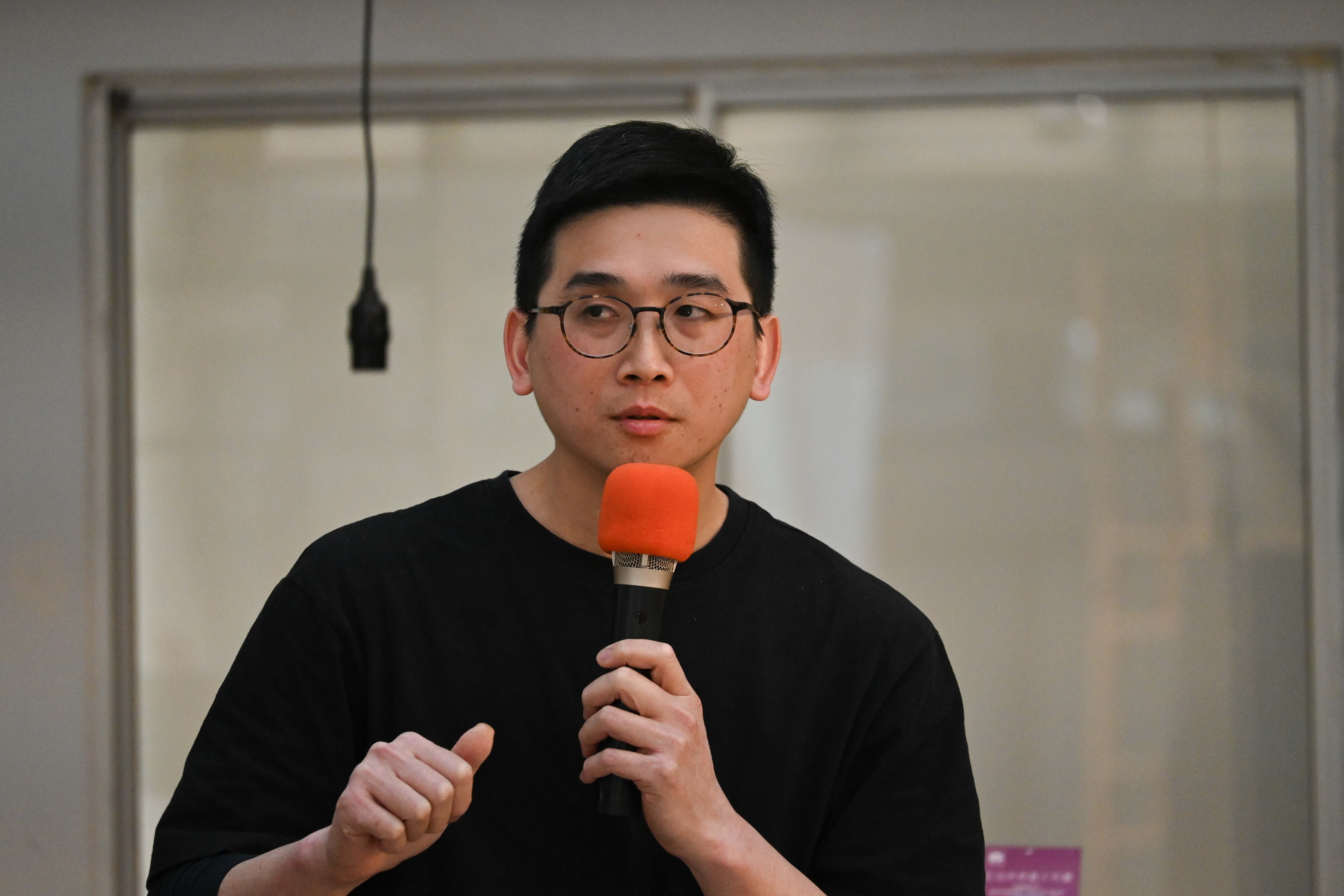 An alumnus from Taiwan Tech’s Department of Design and founder of Lo Lat Furniture & Objects Yi-Fu Chen shared the design journey of the Hirundo Chair and his entrepreneurial experience during the department’s alumni homecoming event.
