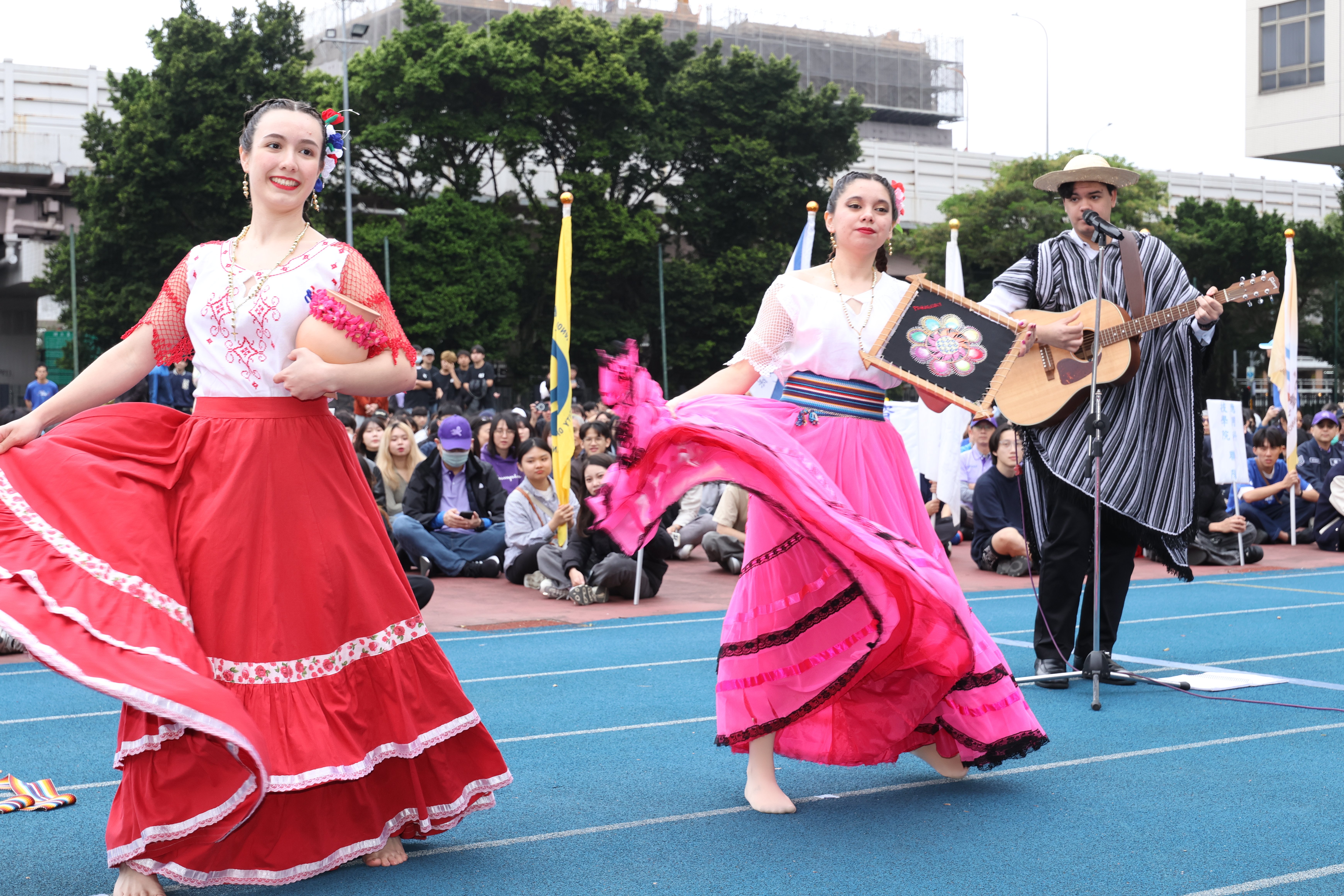 Students from Taiwan-Paraguay Polytechnic University wore traditional attire and combined live music and dance performances, showcasing cultural diversity and celebrating Taiwan Tech’s 51st anniversary. (Photo by Yu Fei-Yang)